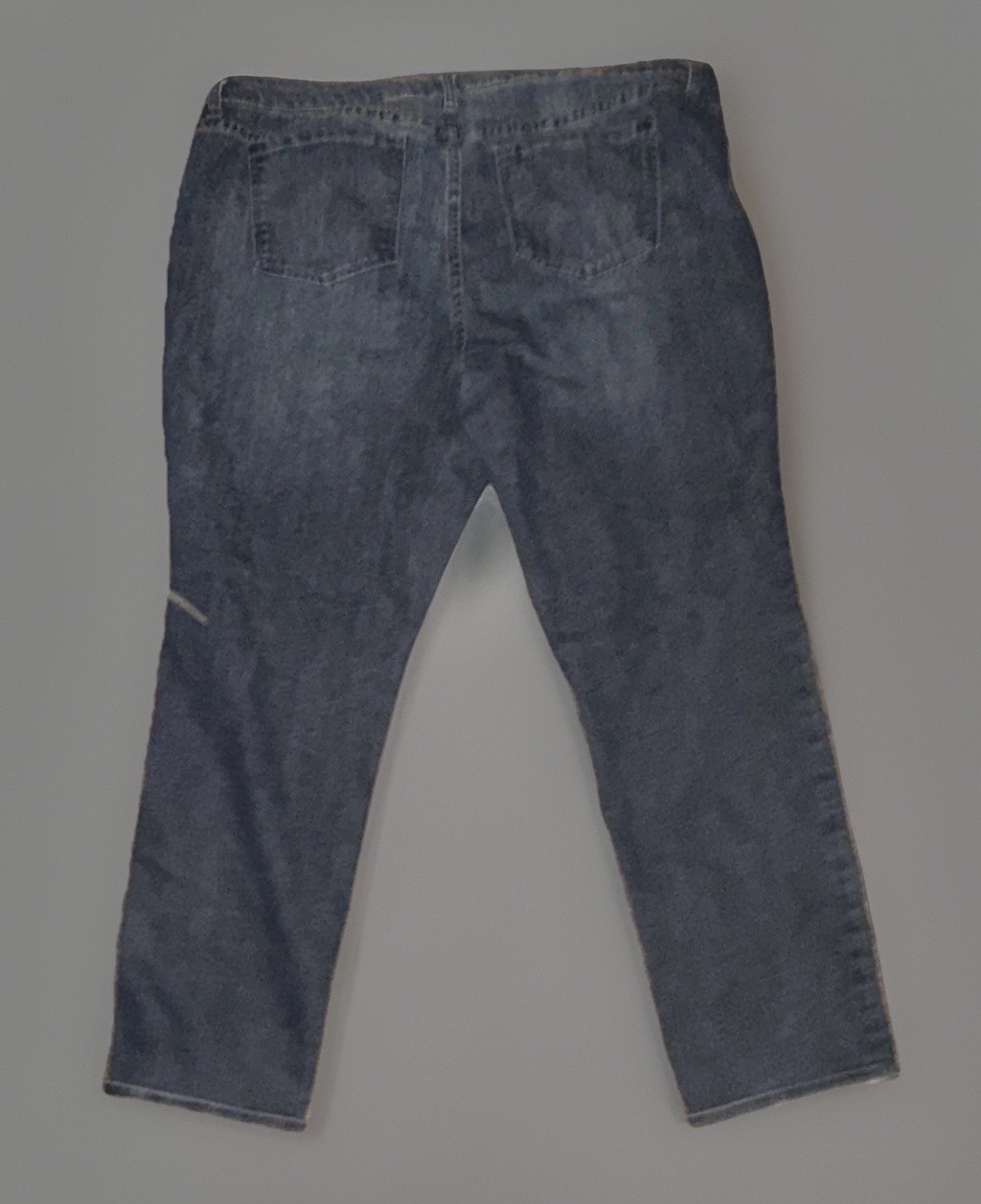 Women’s modern fit Blue Medium Wash straight Denim Jeans Size 20 (32 waist)