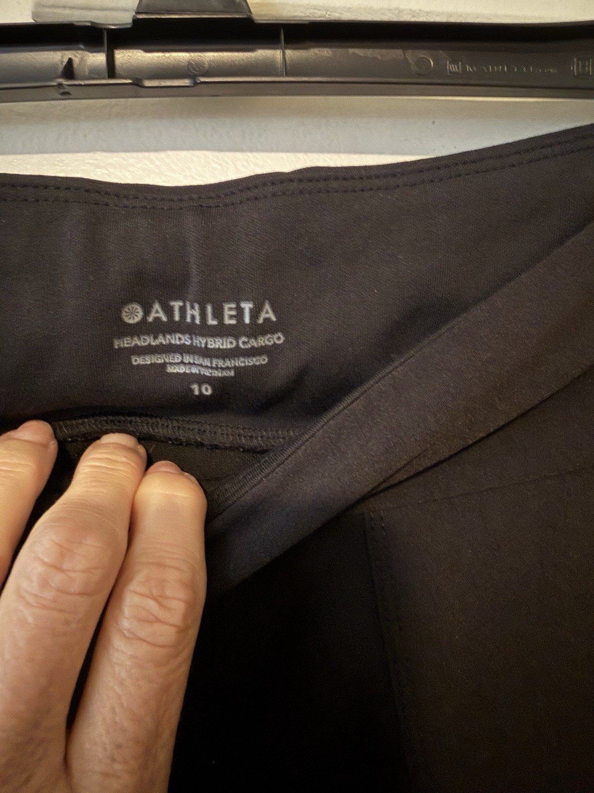 Athleta Headlands Hybrid Cargo Pants Women’s Size 10 Black Pull-On Pockets