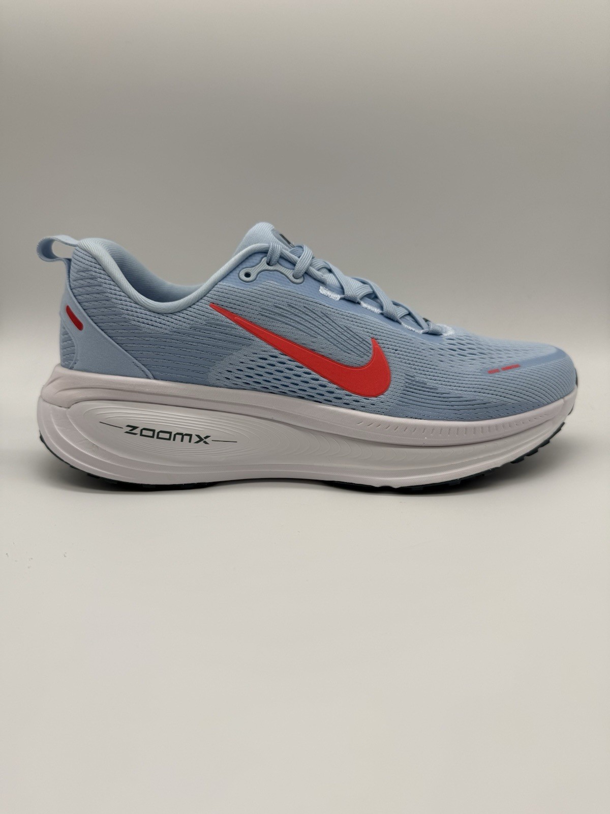 Size 9 Men’s Nike Vomero 18 Ice Blue White Blue Fox Bright Crimson IQ9406-411