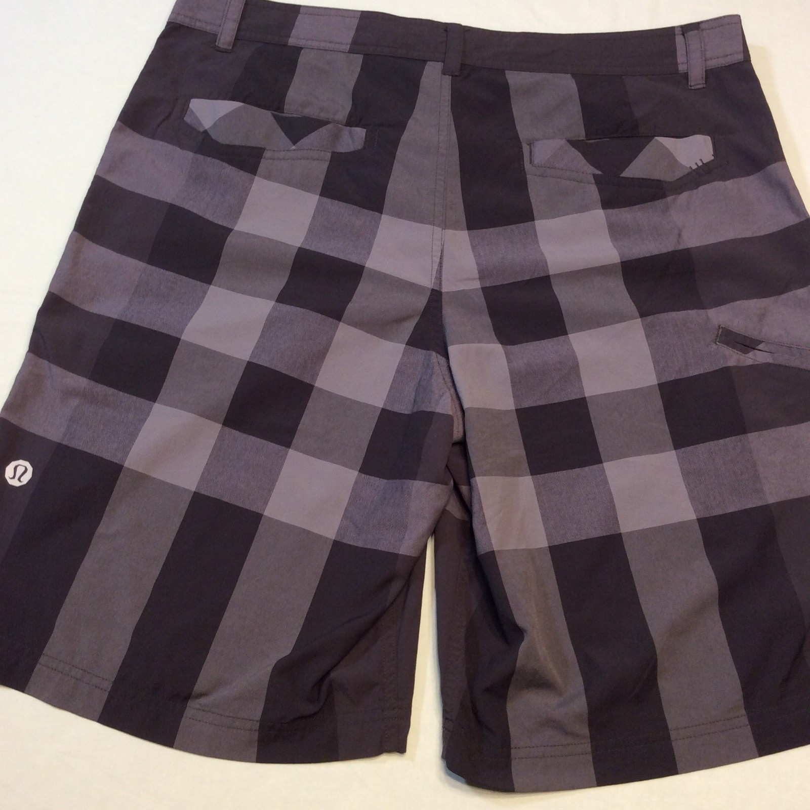 Lululemon Gray Black Plaid Flat Front Nylon/Span Kahuna? Casual Shorts Men’s 38