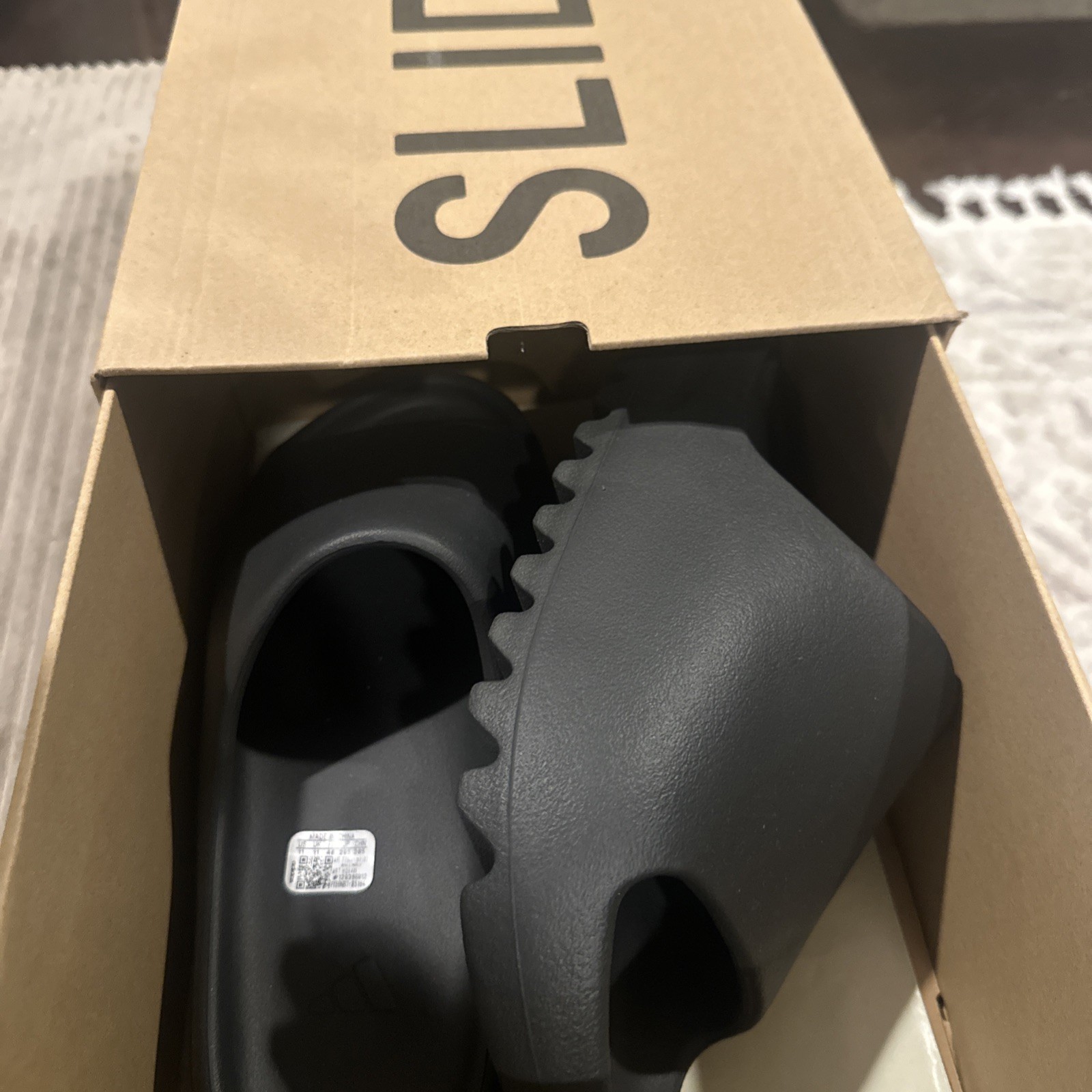 Adidas Yeezy Slide Onyx – Multiple Sizes – (100% Authentic) HQ6448