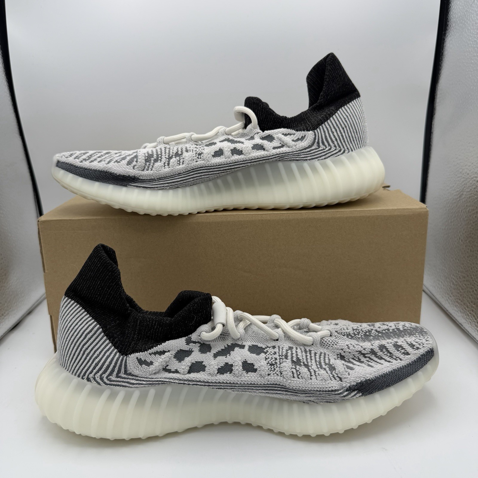 Pre-owned Adidas Yeezy Boost 350 V2 Men’s Sneakers US Size 11.5 (IG9608)