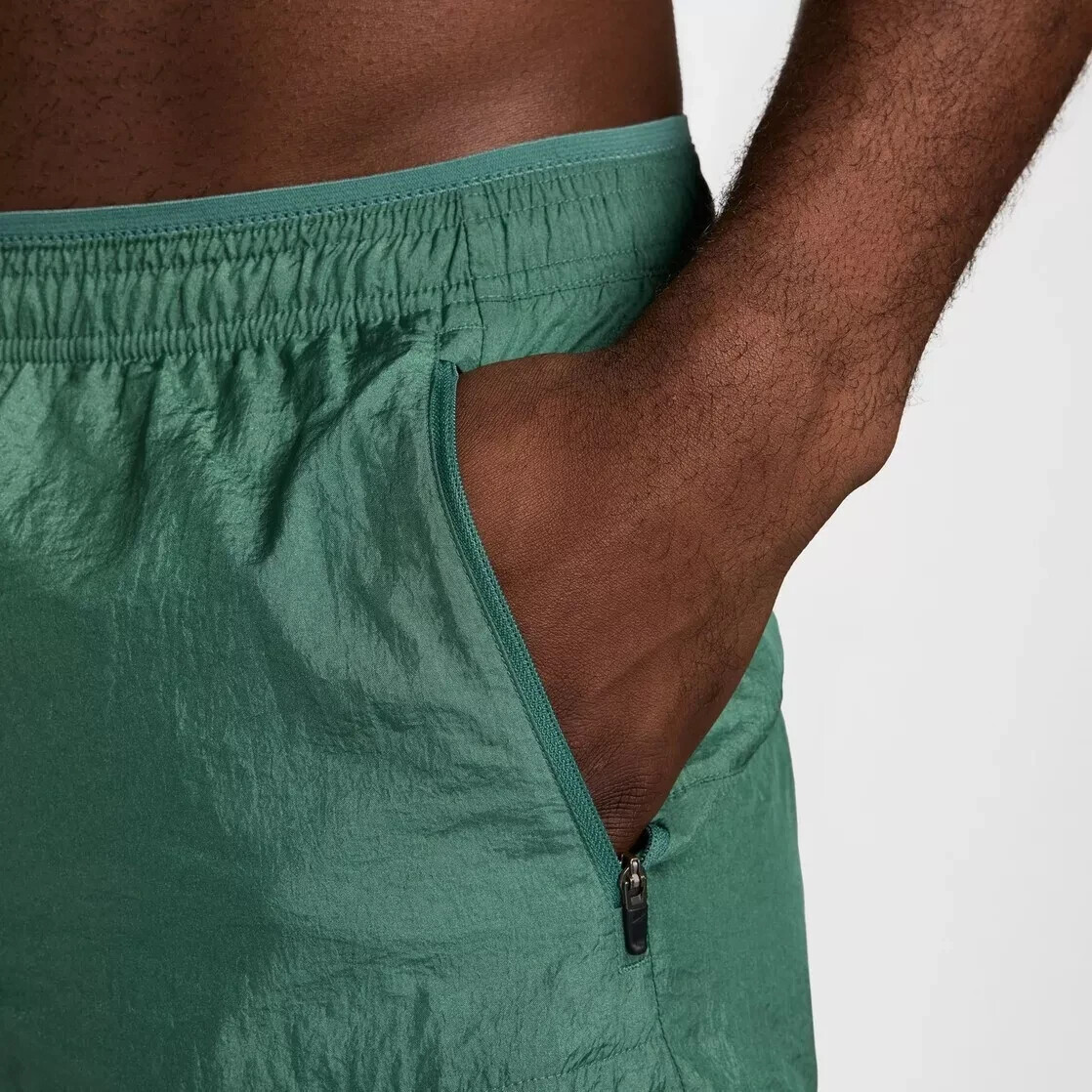 NEW MENS SIZE M NIKE STRIDE RUNNING DIVISION 5″ SHORTS 2-in-1 GREEN FN3391 361