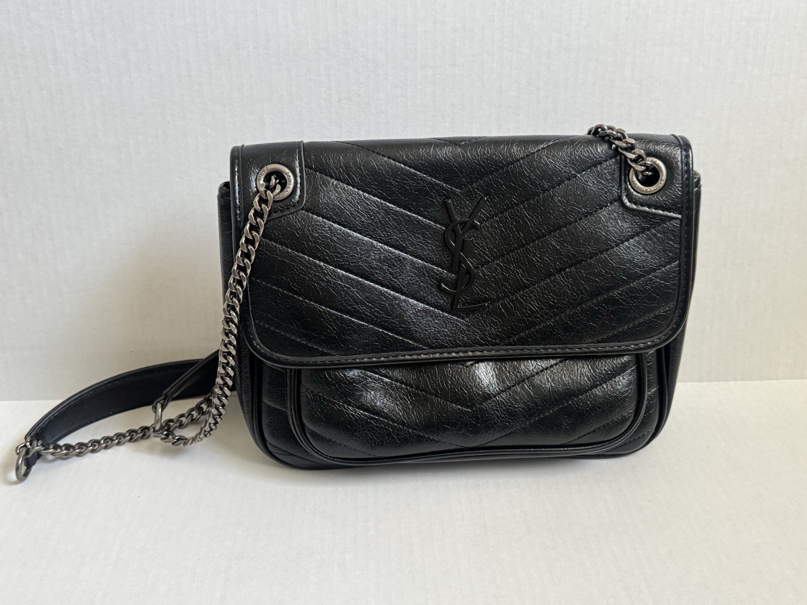 Black Quilted Shoulder/Crossbody Bag Chain Strap Magnetic