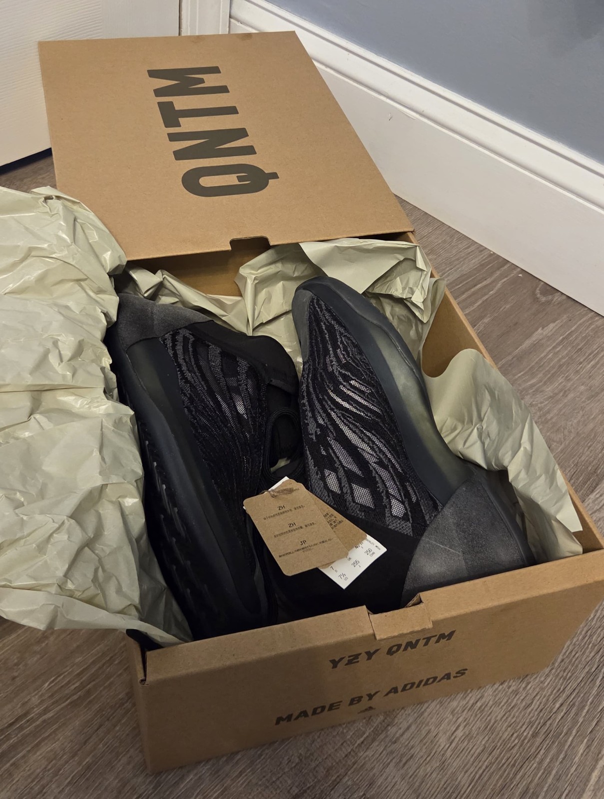 BRAND NEW adidas Yeezy Quantum Men’s Sneaker Size 7.5
