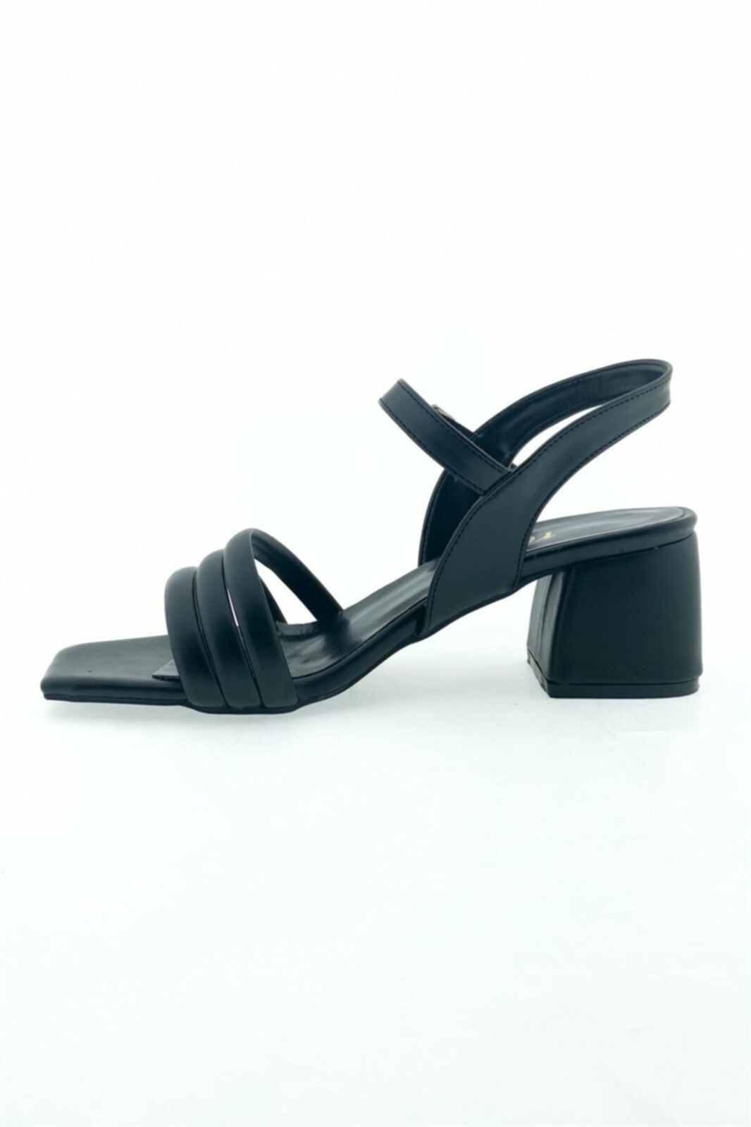 Lightweight comfortable sandal shoes with medium size chunky heels