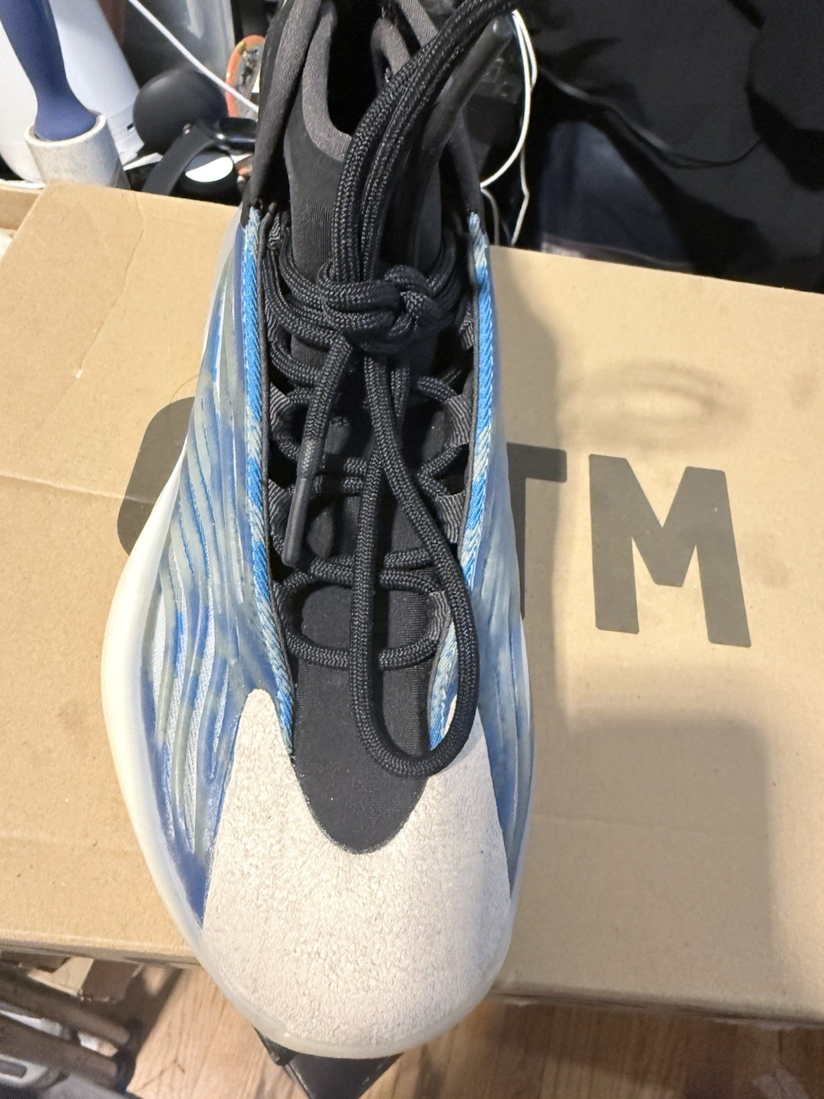 Addias Yeezy Quantum Ice Blue Size 10