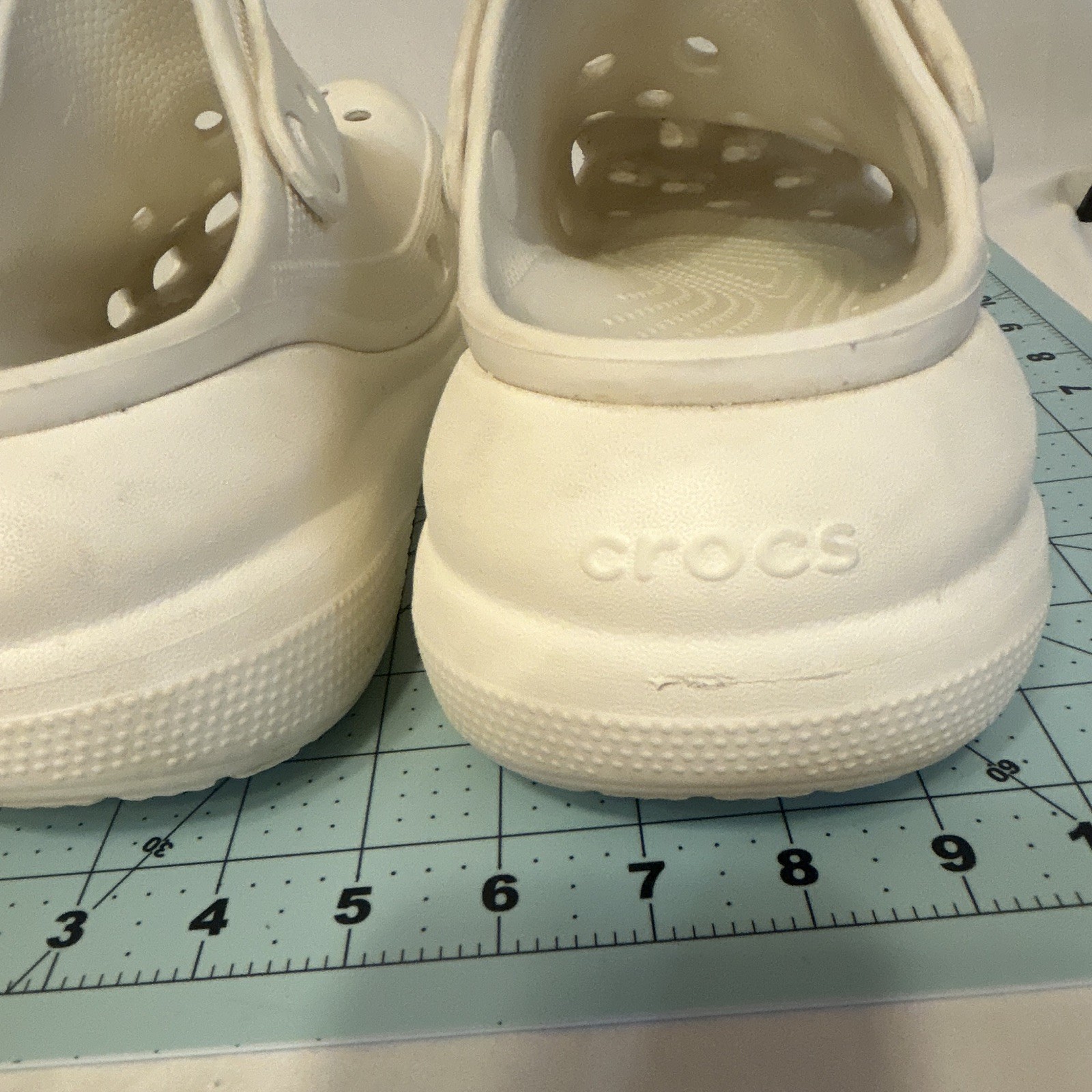 Crocs Classic White Clog Slip-On Rubber Upper Unisex Adults US 9