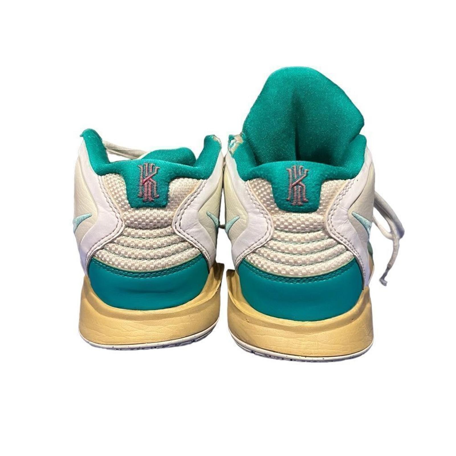 Nike Kyrie and Sue Bird  Infinity Golden Tribute sneakers youth size 4