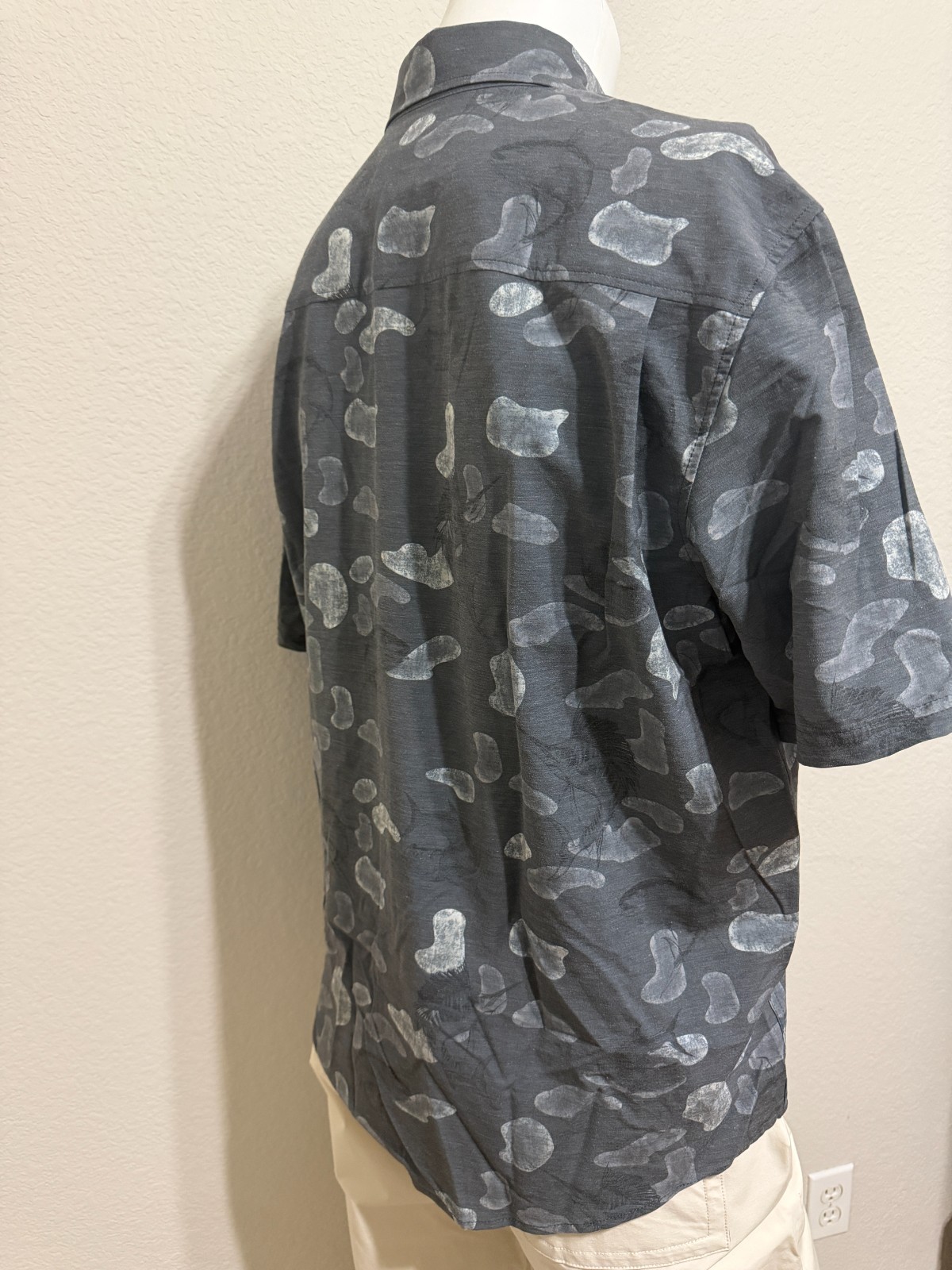 HUK Kona Salty Catch Volcanic Ash Short Sleeve Button Up Sz Large