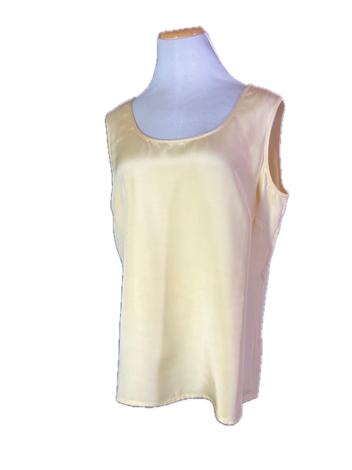 St. John Size 10 Creamy Yellow Silk Sleeveless Shell Top Tank