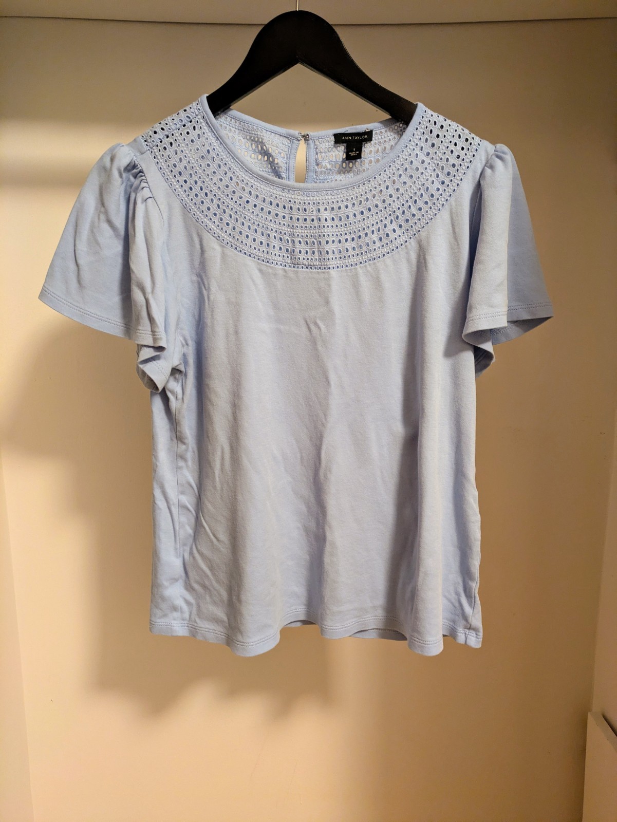 Ann Taylor Blue Solid Eyelet Yoke Round Neck Short Sleeve Knit Top Size S
