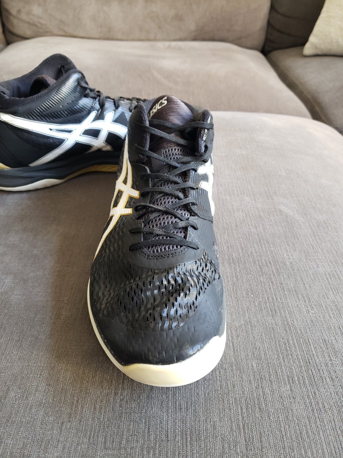 Size 13 – Asics Men’s Sky Elite FF Black Gold Volleyball Shoes Mid Top READ DESC