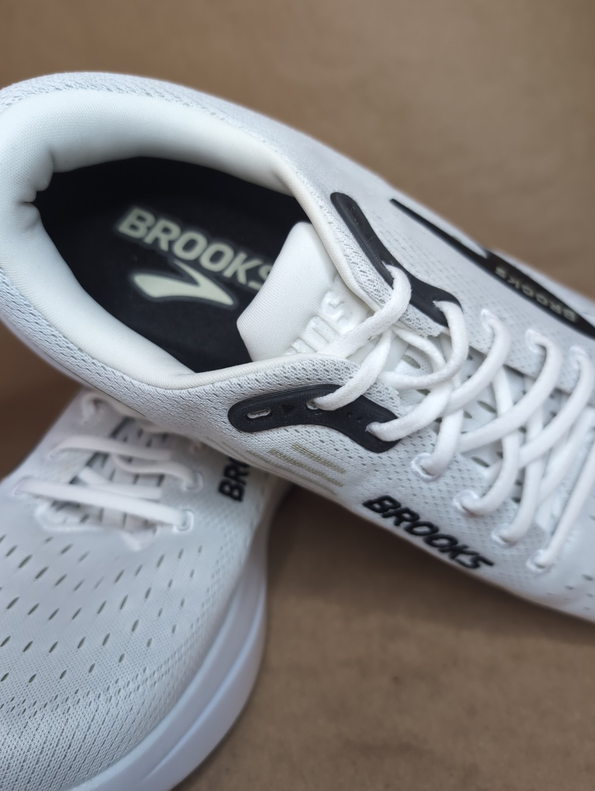 New Brooks Ghost Max 3 Mens 12.5 WIDE Bright White Black Tea Run Walk Neutral