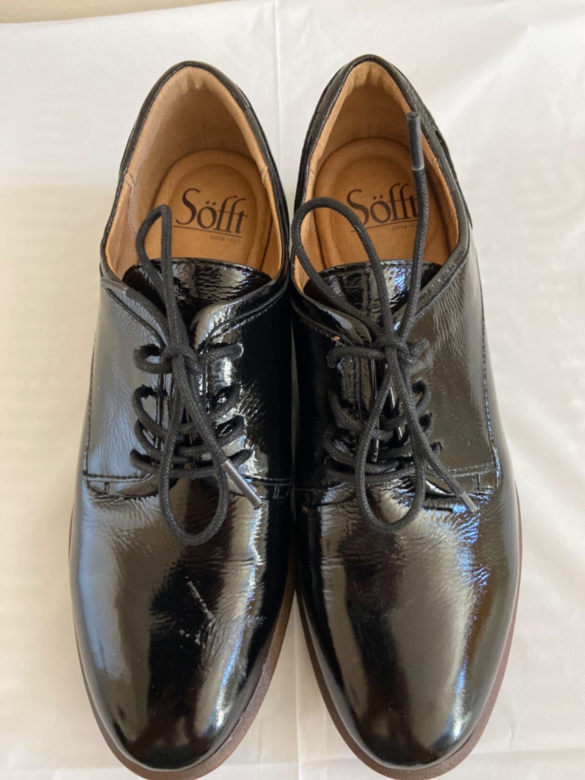 Size 6.5 Sofft lace up low heel shoes, leather upper and man made material.
