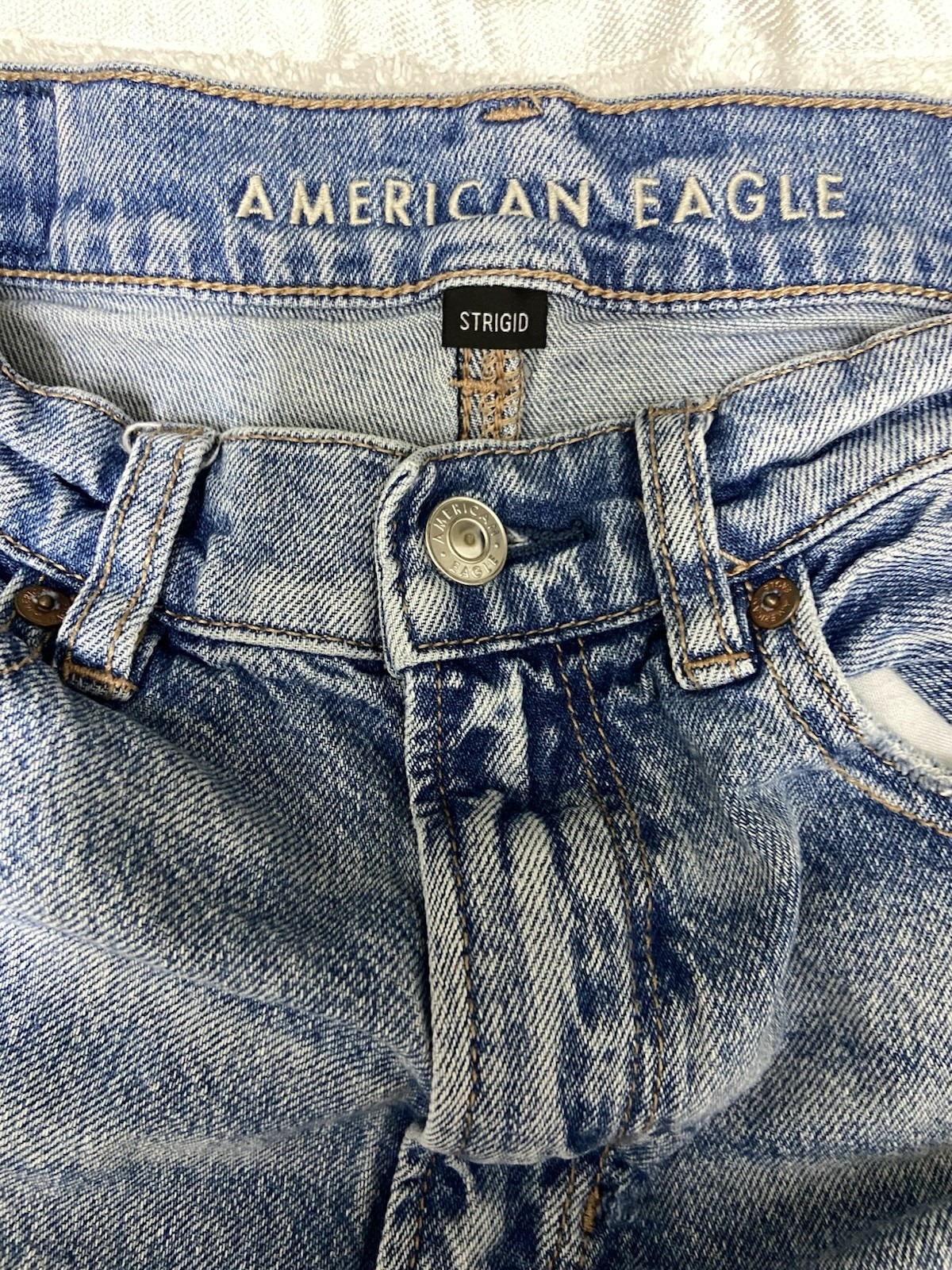 American Eagle Strigid Women’s High Rise Straight Distressed Light Wash Jeans 2