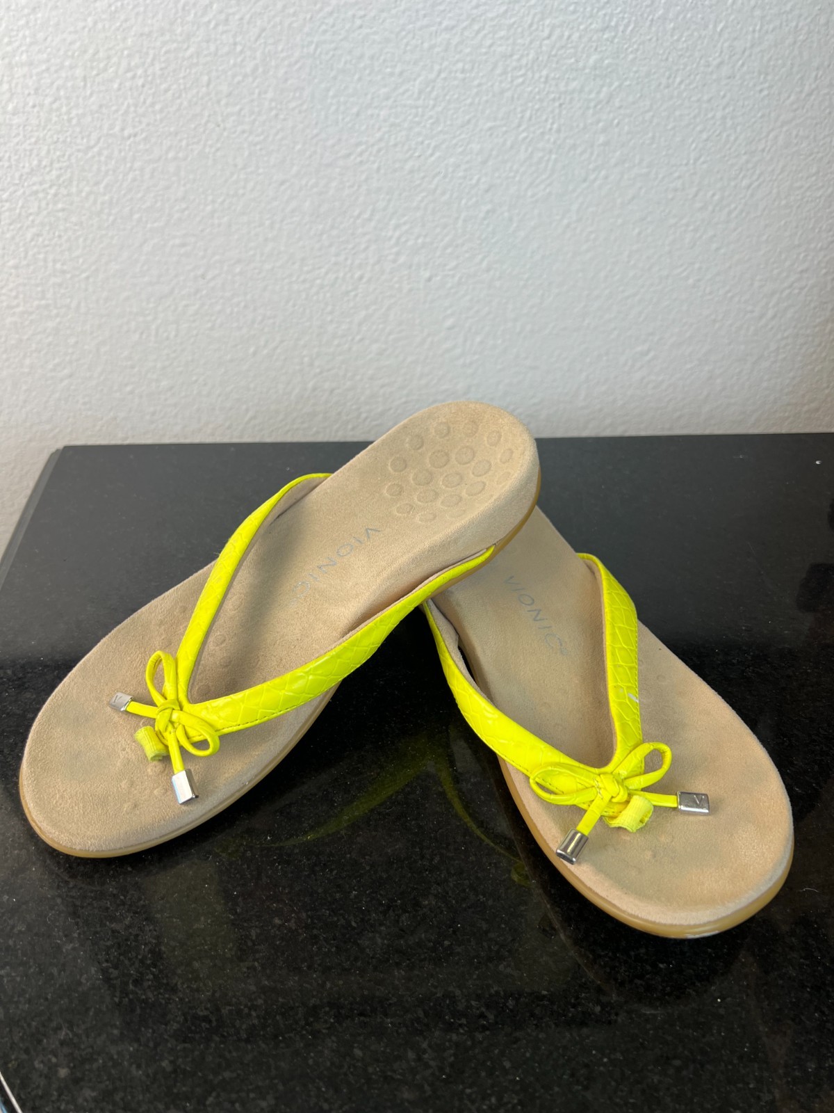 Vionic Bella II Toe Post Thong Sandal Yellow Patent Croc Size 7.5