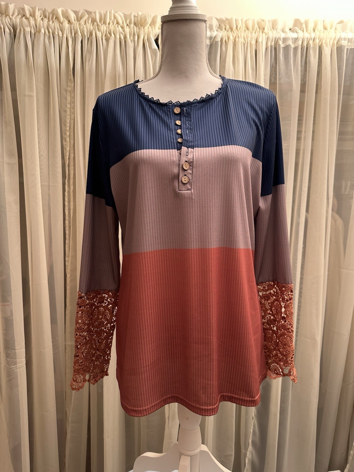 NWOT Multi-colored 1/2 Laced Sleeves, Laced Collar, Front Buttons, Sz L, Unique