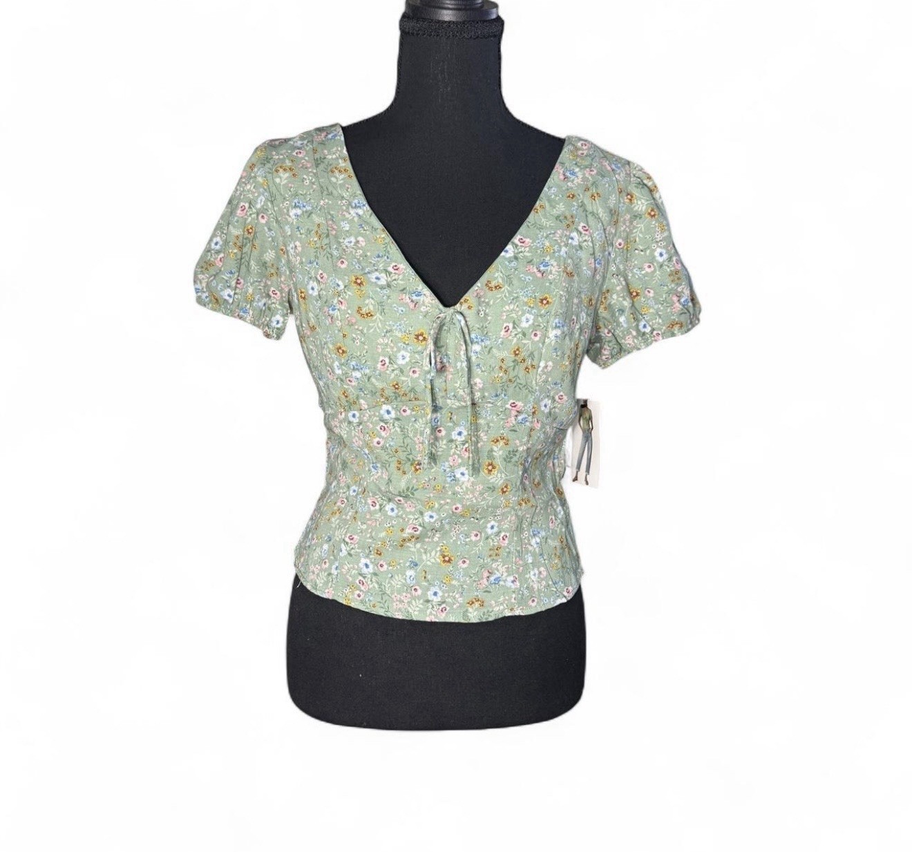 B•WEAR Green Ditsy Floral Short Sleeve Top Tie Front Smocked Back XS NEW