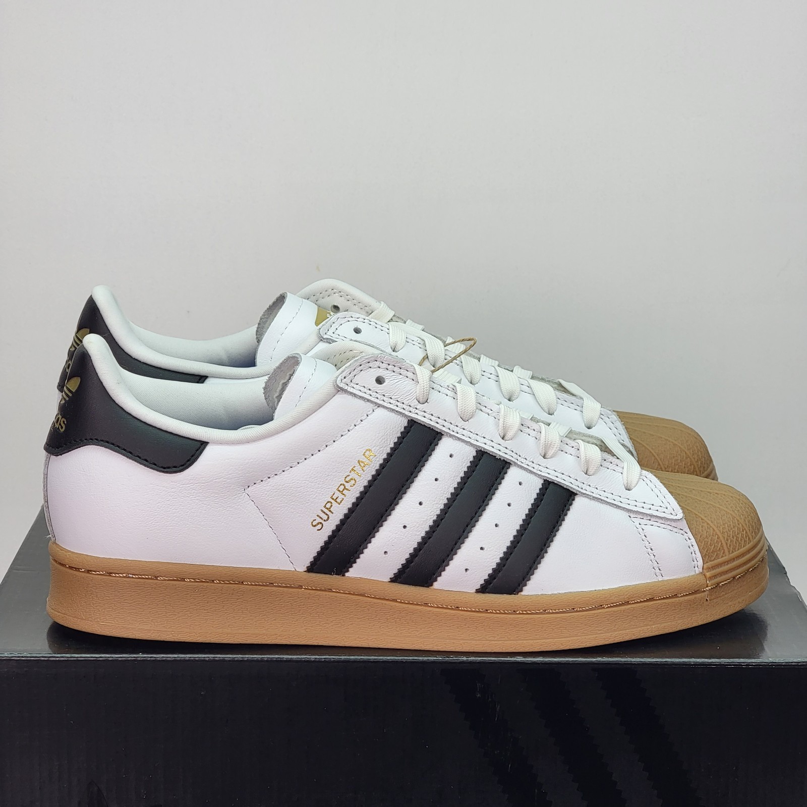 Adidas Superstar Men’s Size 9 Athletic Shoes White Black Casual Sneakers