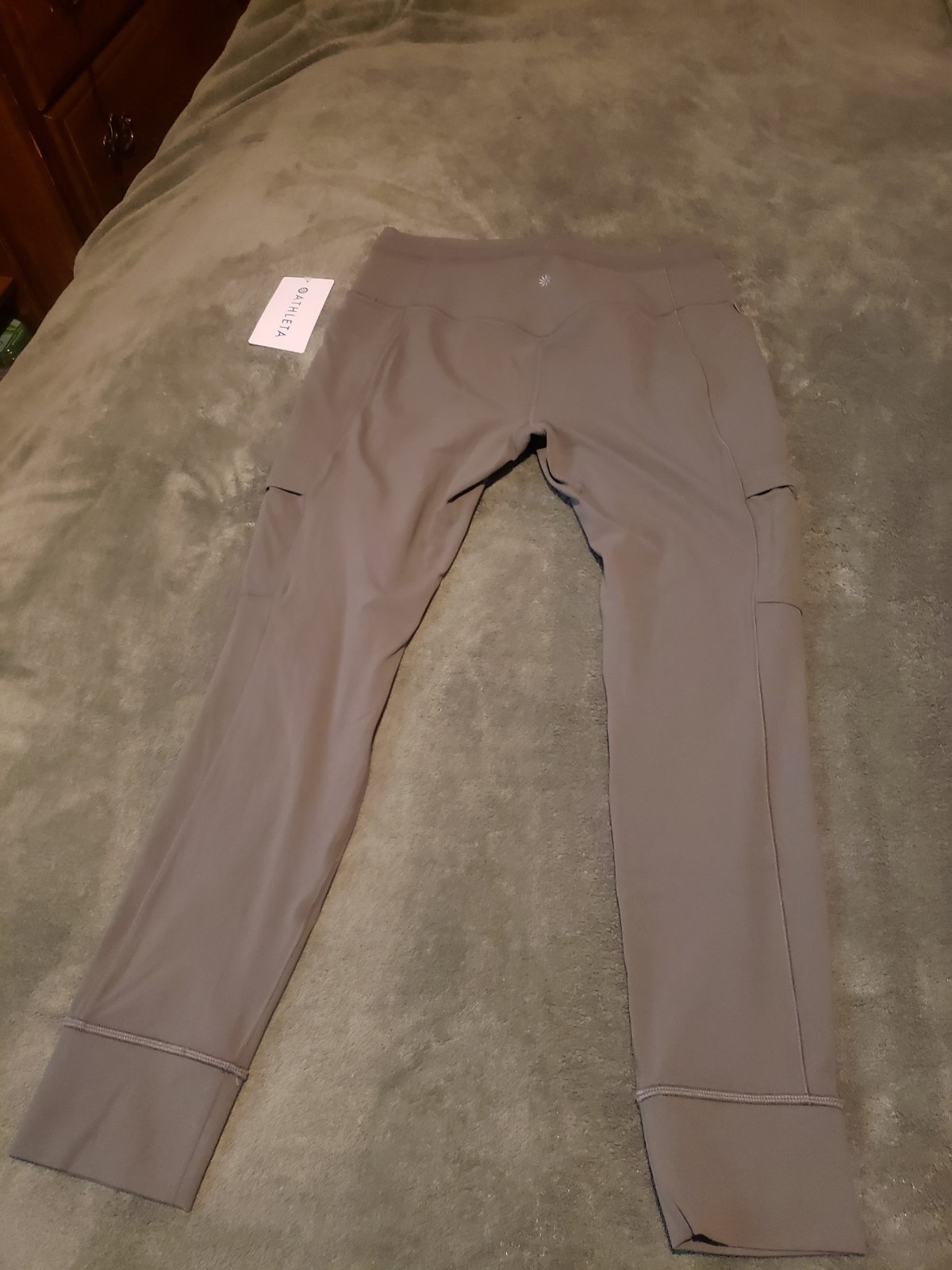 Athleta Women’s Cargo/Tights/Yoga Capri Length Pants Sage Green Size L NWT