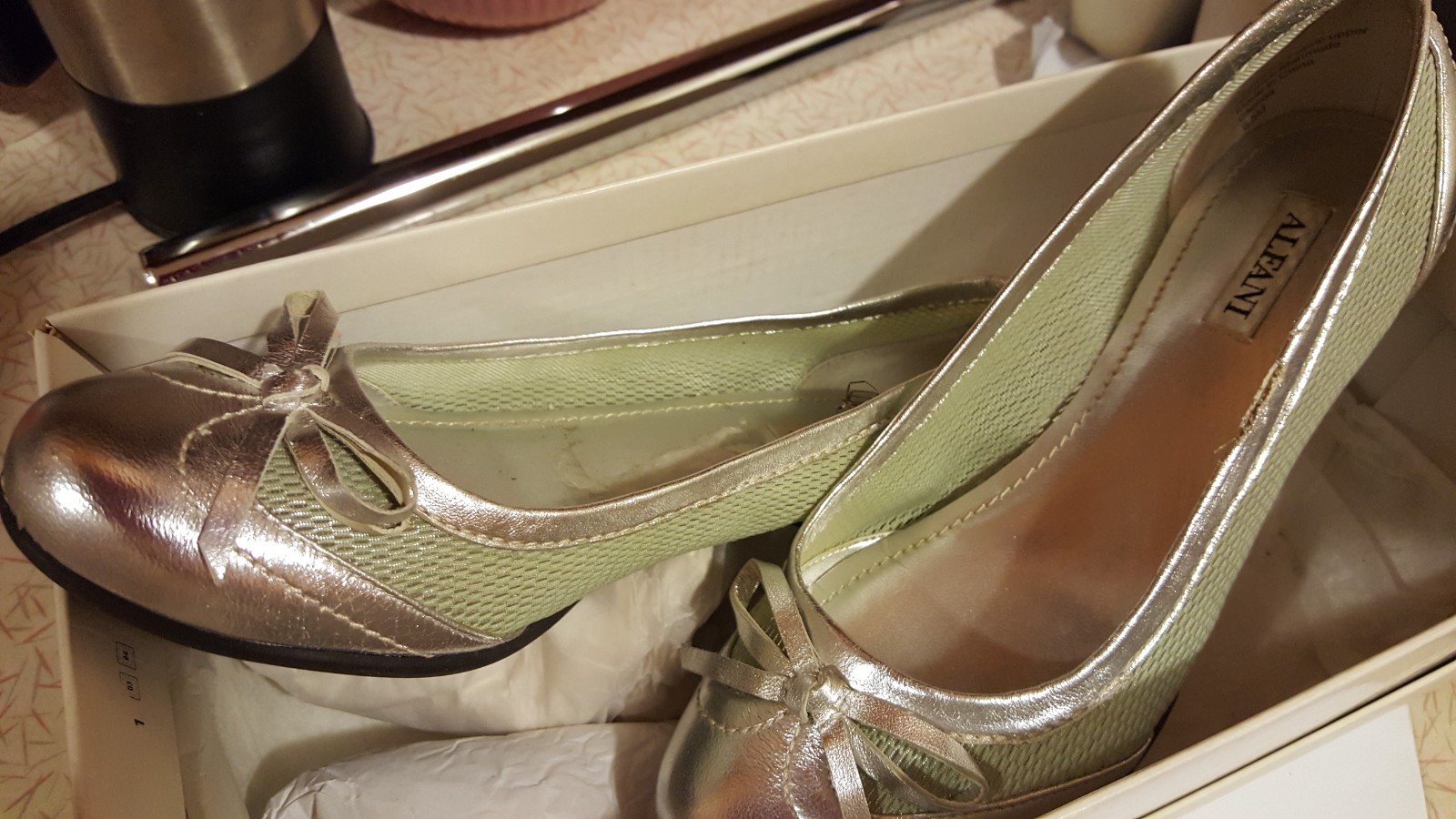 RETAIL$79 NEW IN ORIGINAL BOX AMAZING ALFANI SILVER LEATHER FLATS 7M MINOR DAMAG