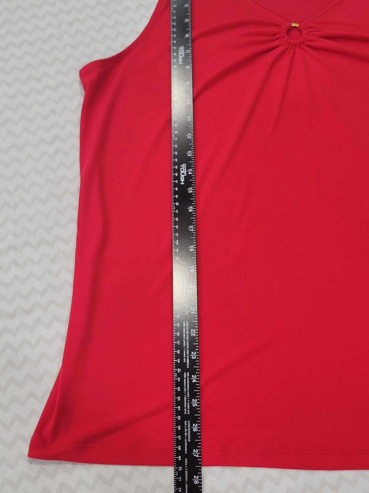 Susan Graver Sleeveless Blouse Womens Size 1XRed Keyhole Brooch Detail Neck Line