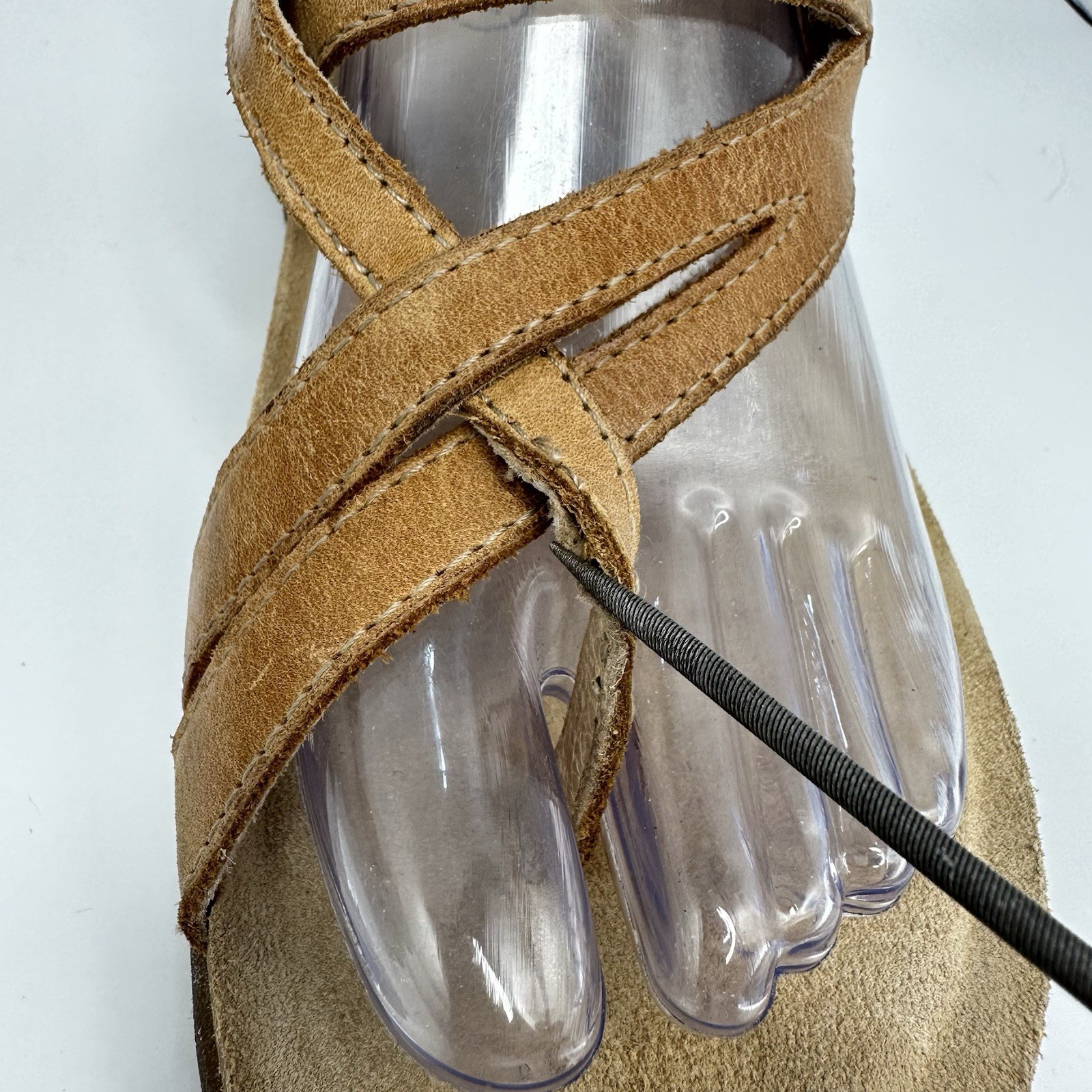 Taos Perfect Women 10 Tan Leather Strappy Toe Loop Adjustable Sandal