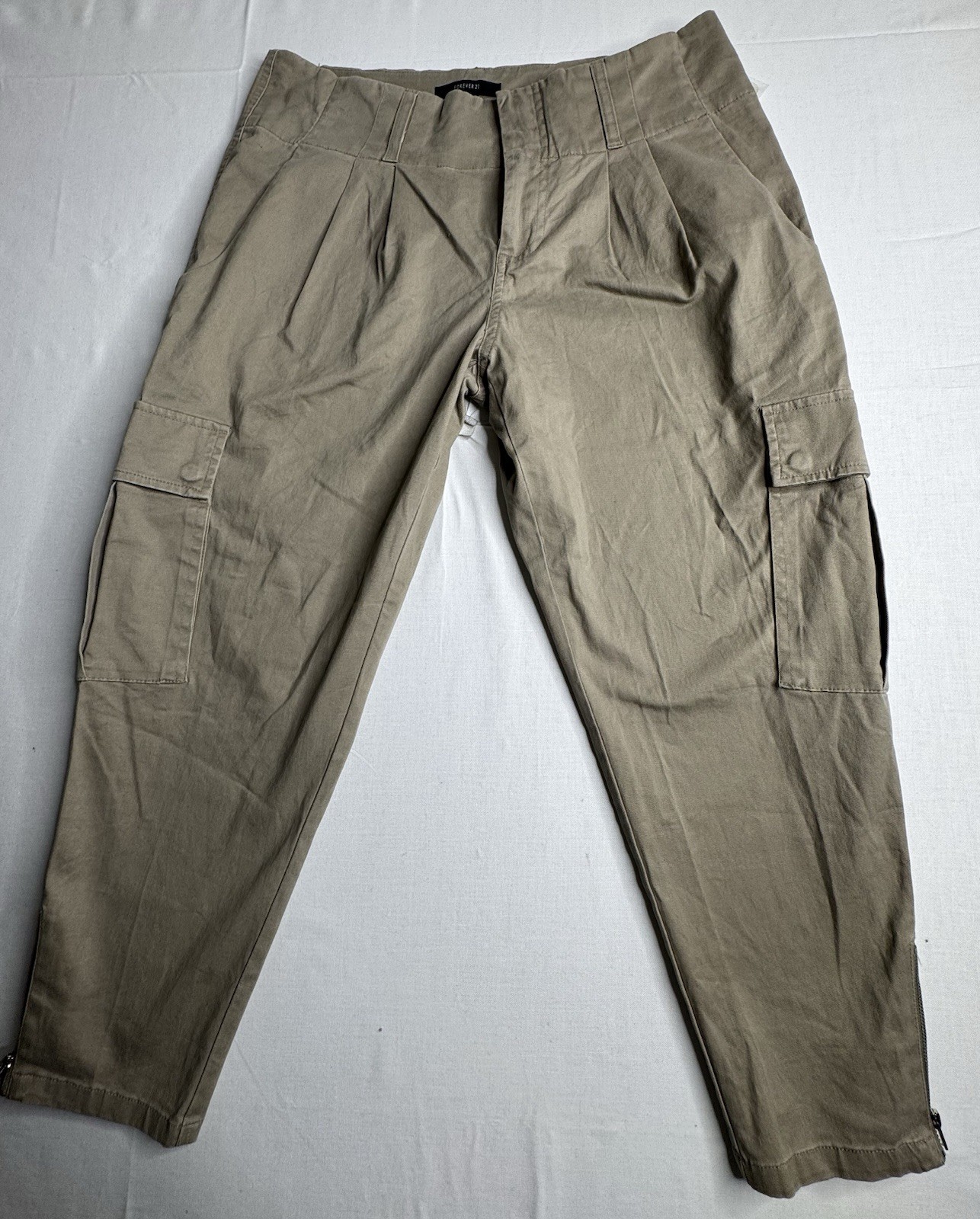 Forever 21 Women’s Beige Cargo Pants M Pleated Tapered Leg Utility Pockets