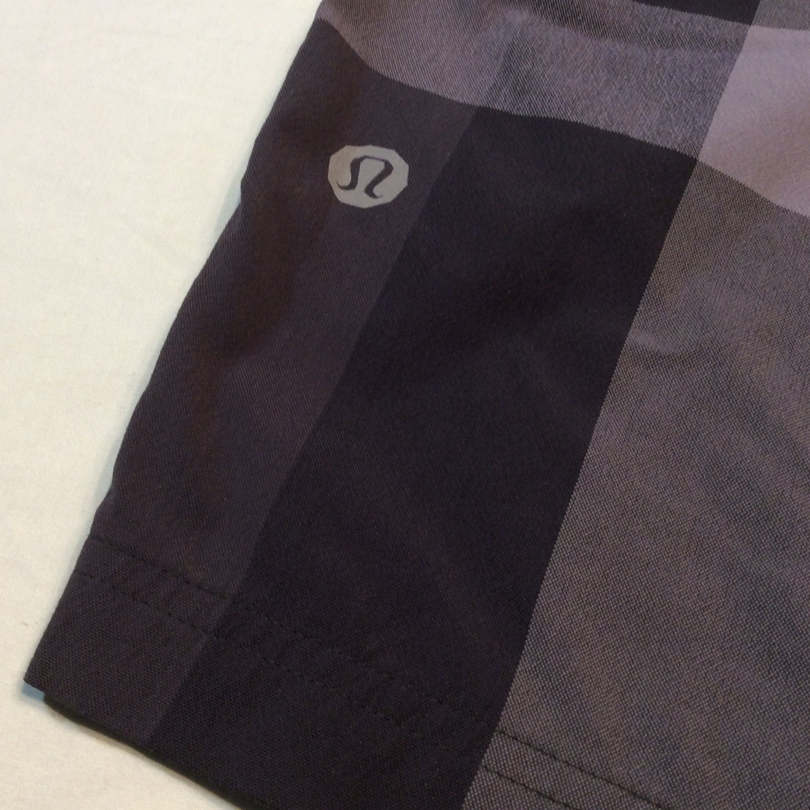 Lululemon Gray Black Plaid Flat Front Nylon/Span Kahuna? Casual Shorts Men’s 38
