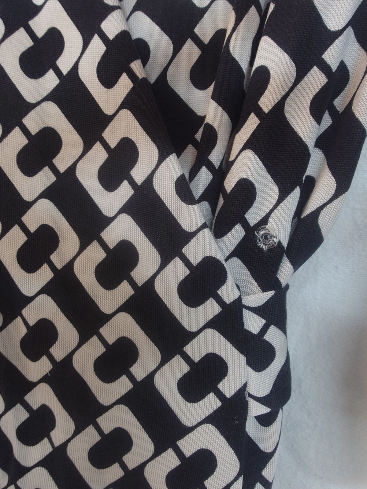 Size 6 DVF Diane von Furstenberg Julian Black Chain Link 100% Silk Wrap Dress