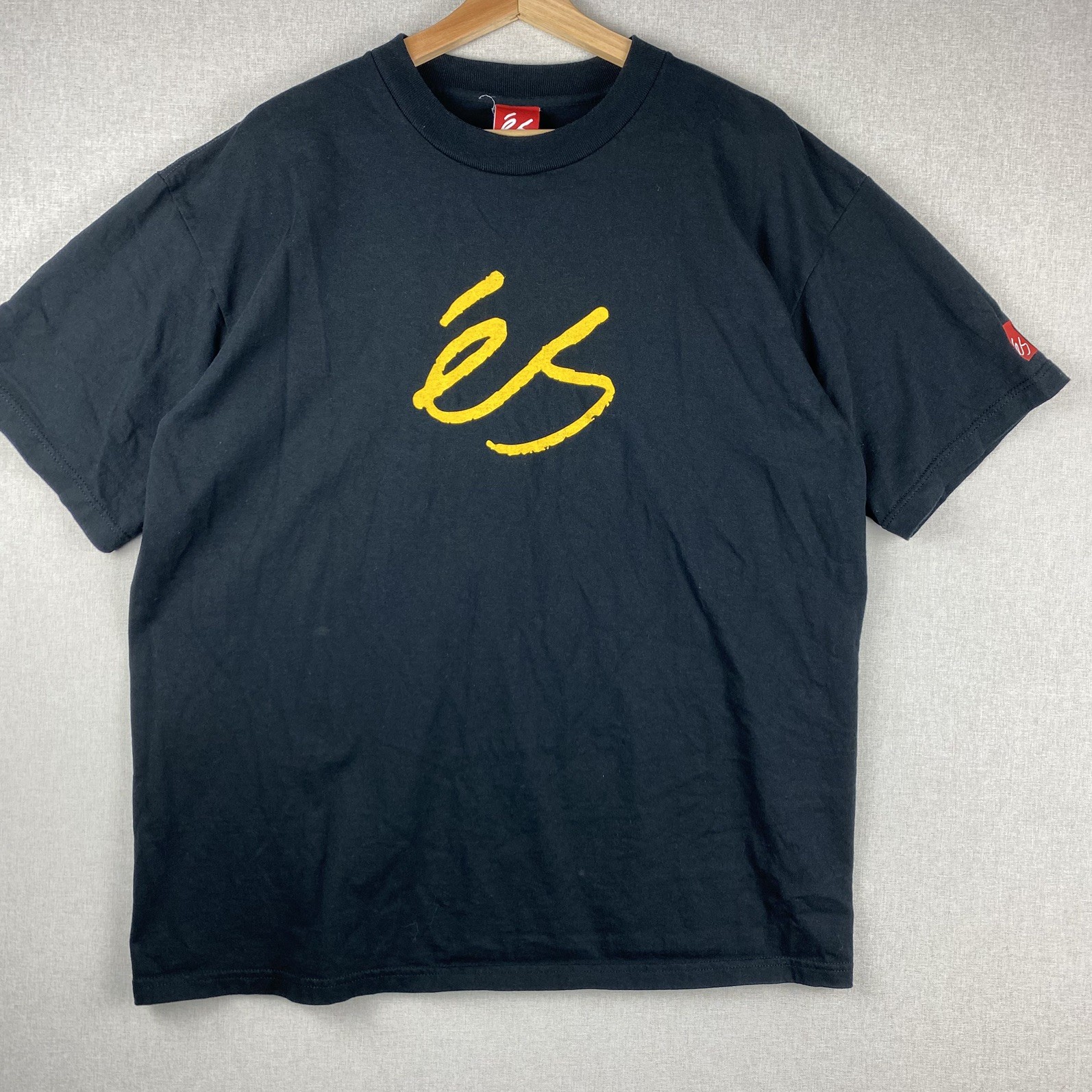 éS Skateboarding Script Logo T-Shirt Black Yellow Size L Y2K Skate Tee