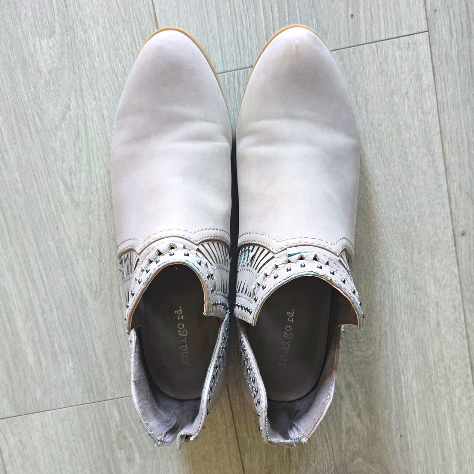 Indigo Rd. Women’s Beige Faux Leather Ankle Booties Studded Cutout Zip 9