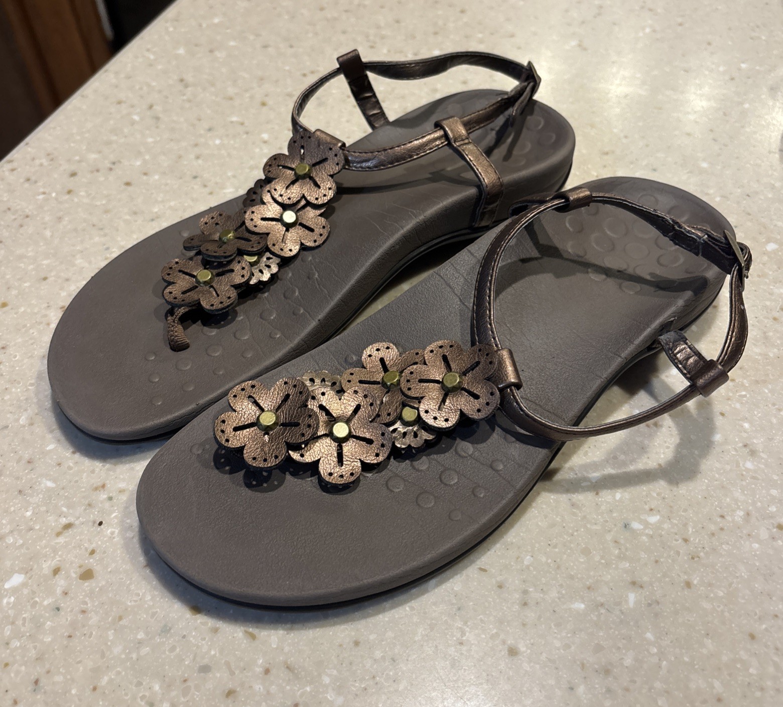 Vionic Julie II Bronze/ Brown Leather Floral Thong T strap Sandals Womens Sz 8