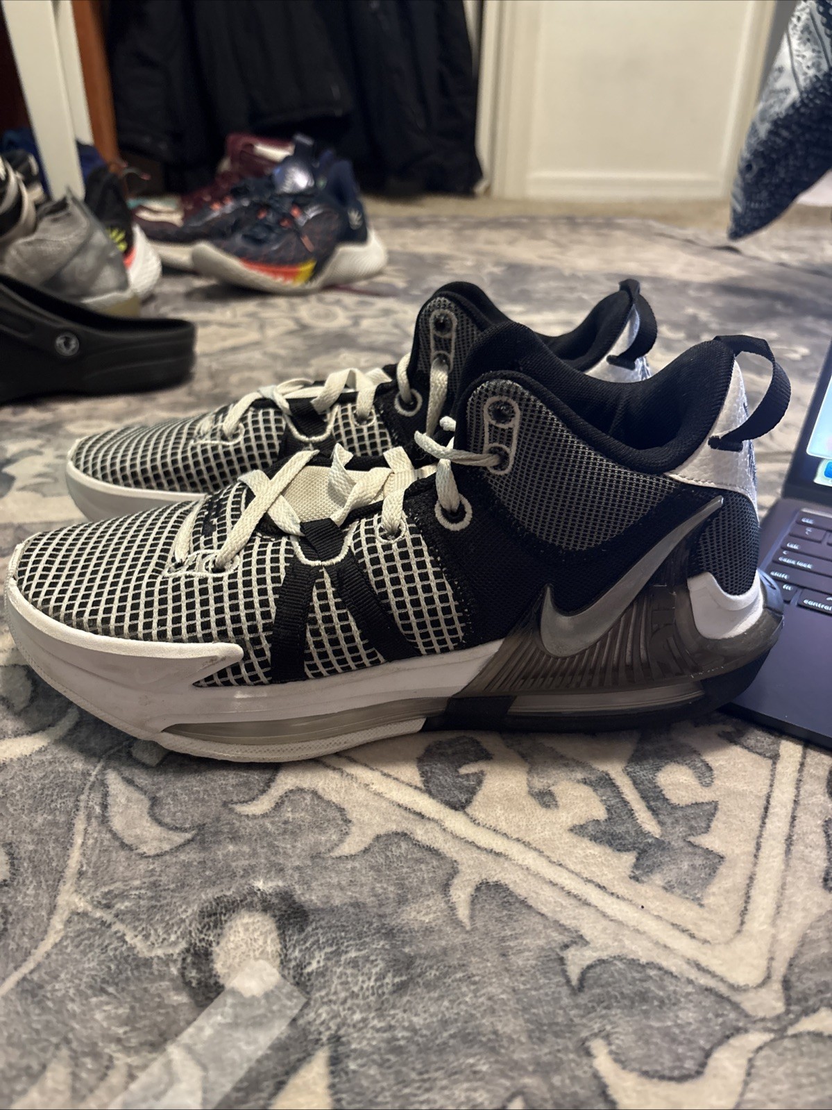 LeBron Witness VII, Witness 7White Black Size Us 8.5 Used