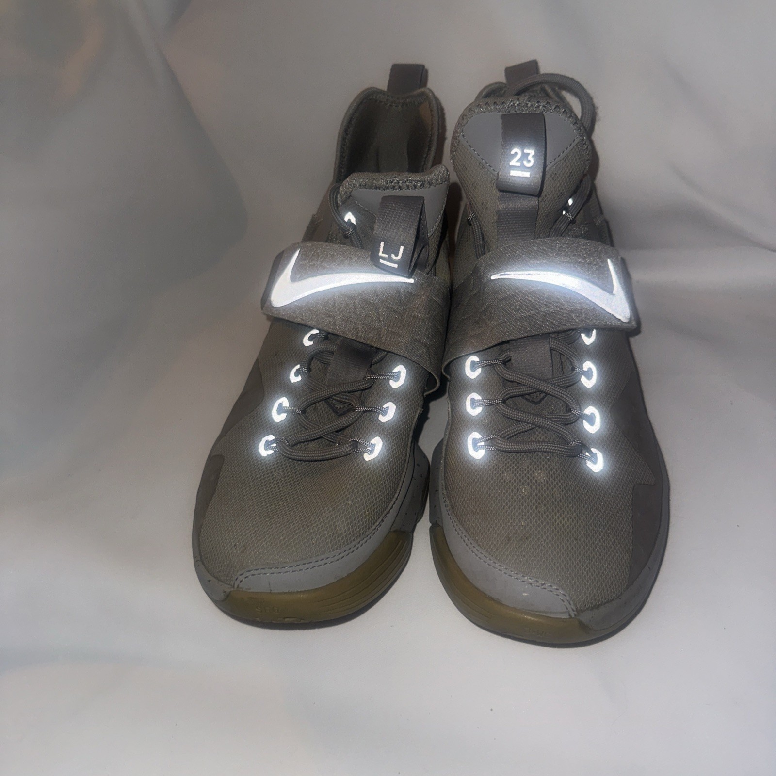 Nike Lebron XIV 14 Men US 9.5 Silver White Reflective Grey James 852405-007