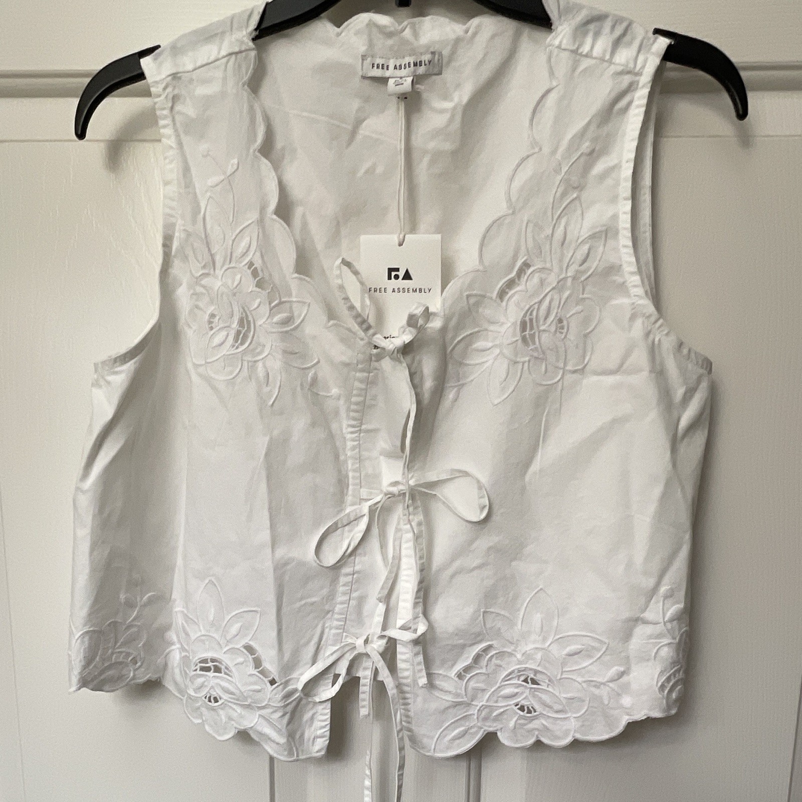 Free Assembly Women’s S White Woven Floral Embroidered V-Neck Tie Blouse