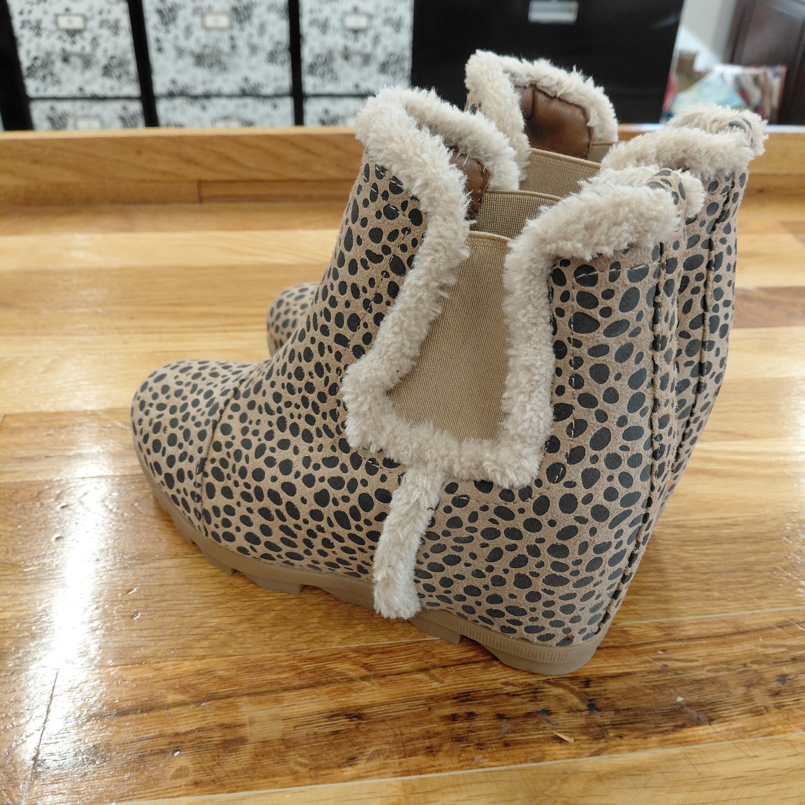 Sugar Haylei Wedge Booties Women’s Size 7.5 M Animal Print Hidden Heel Faux Fur