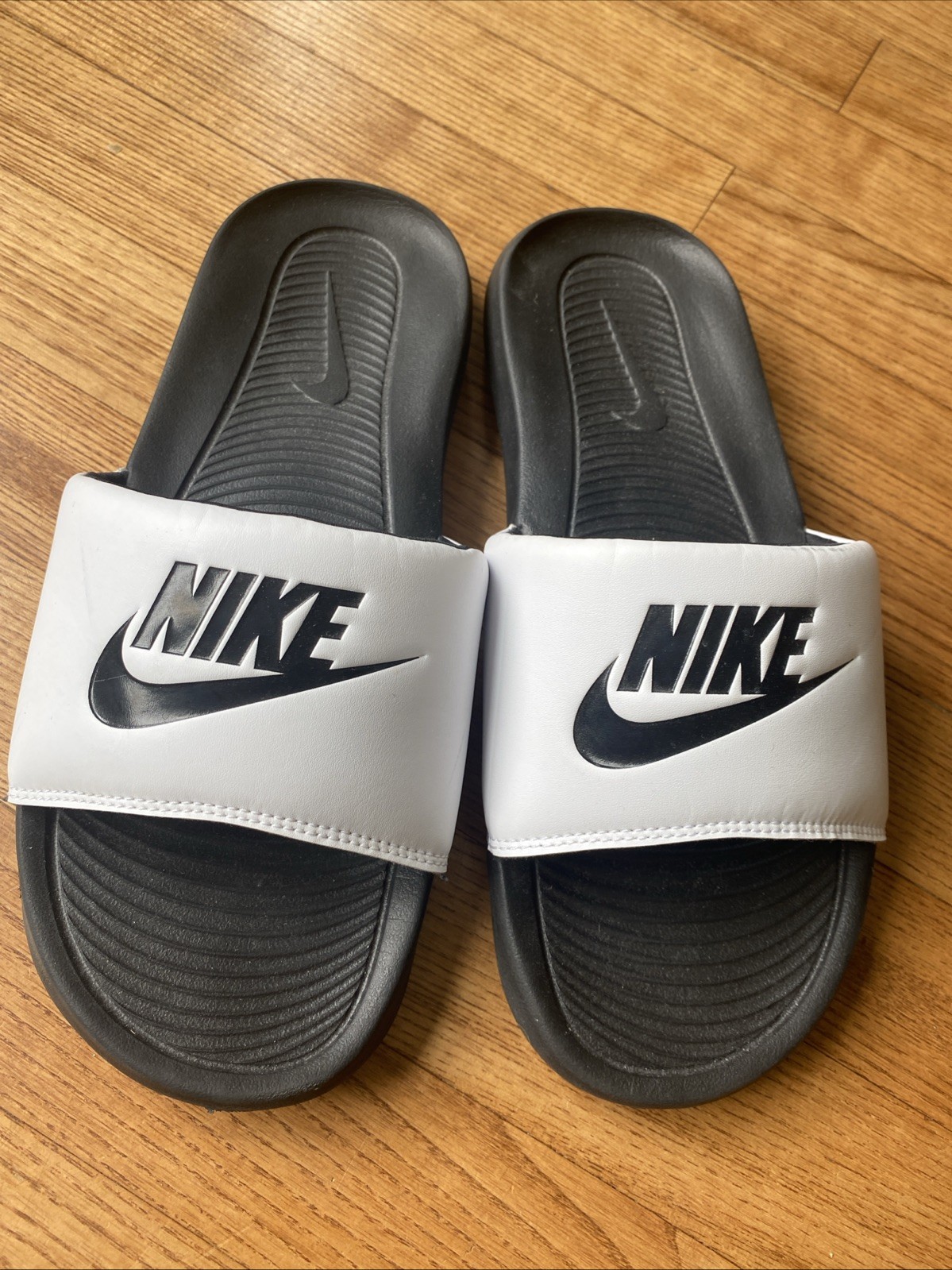 NIKE MEN’S VICTORI ONE SLIDE BLACK / WHITE CN9675 005 Size 8 EUC Sports Sandals