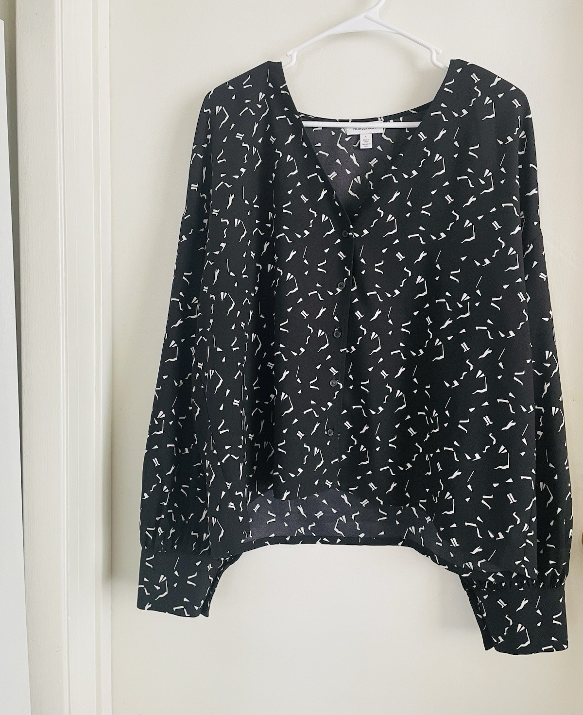 Nordstrom Women’s L Abstract Blouse Black White Round Neck Long Sleeve Pullover