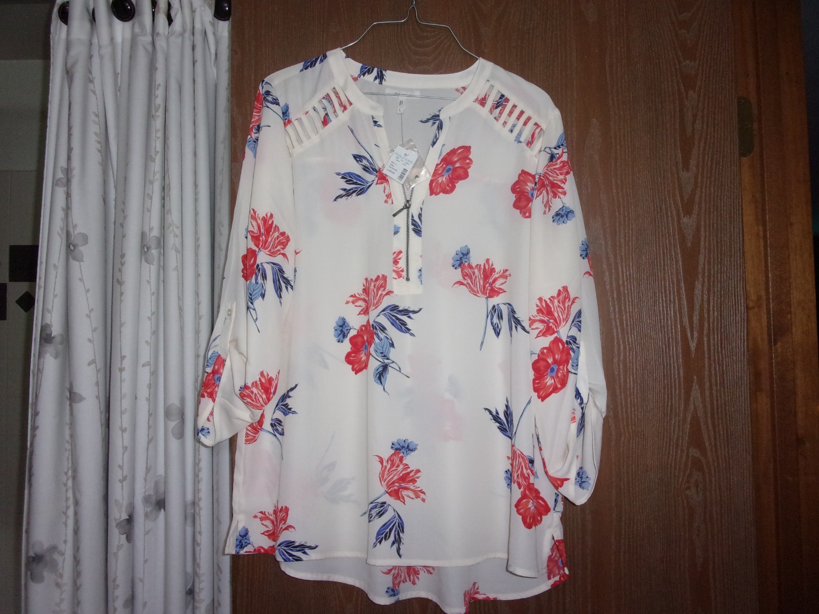 NEW w/Tag ~ Maurices Pretty Flower Blouse w/zipper detail ~ Size “Large”