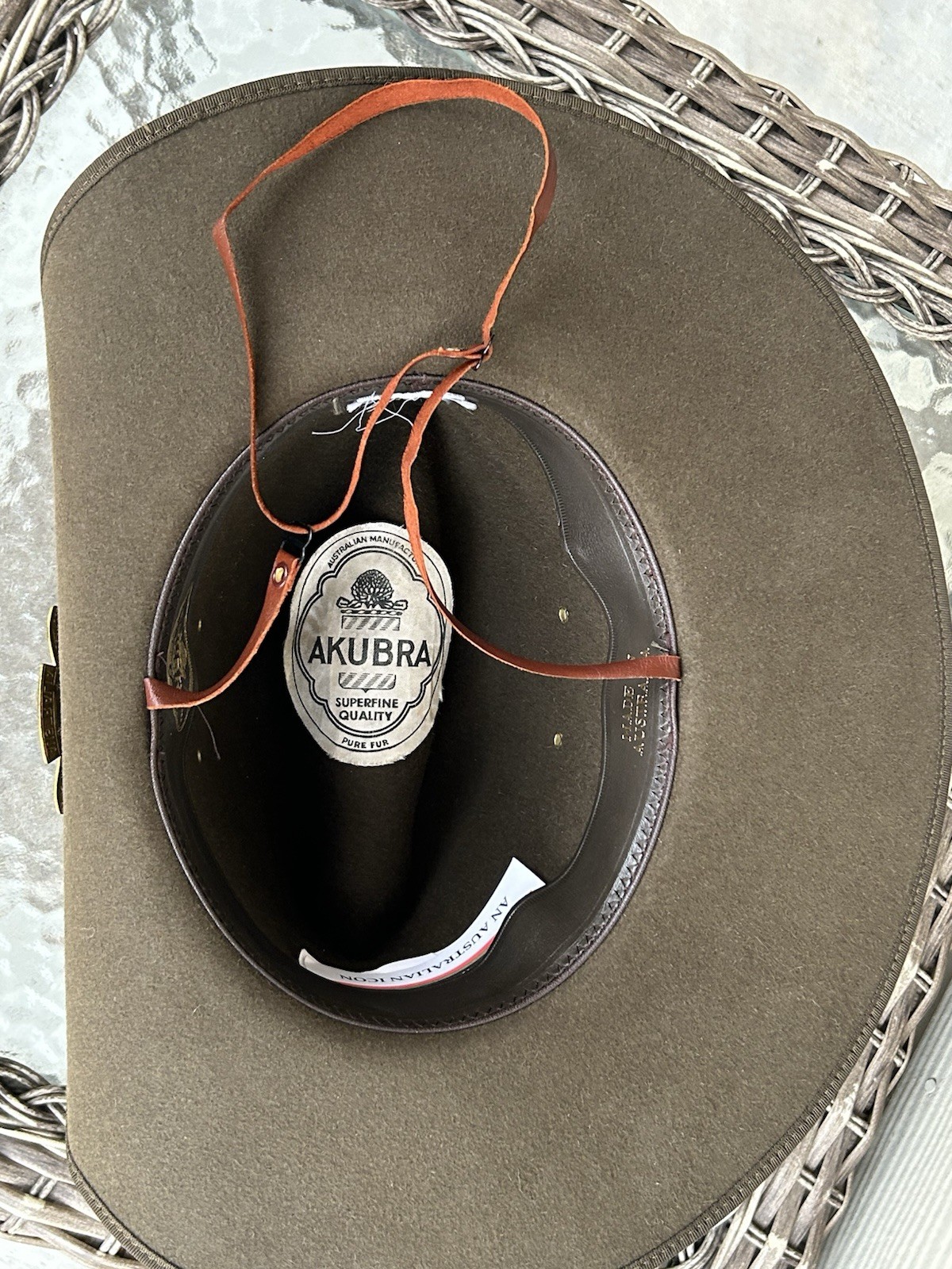 Excellent AKUBRA Pure Fur Felt SLOUCH HAT w/Australia Metal Badge Military sz 55