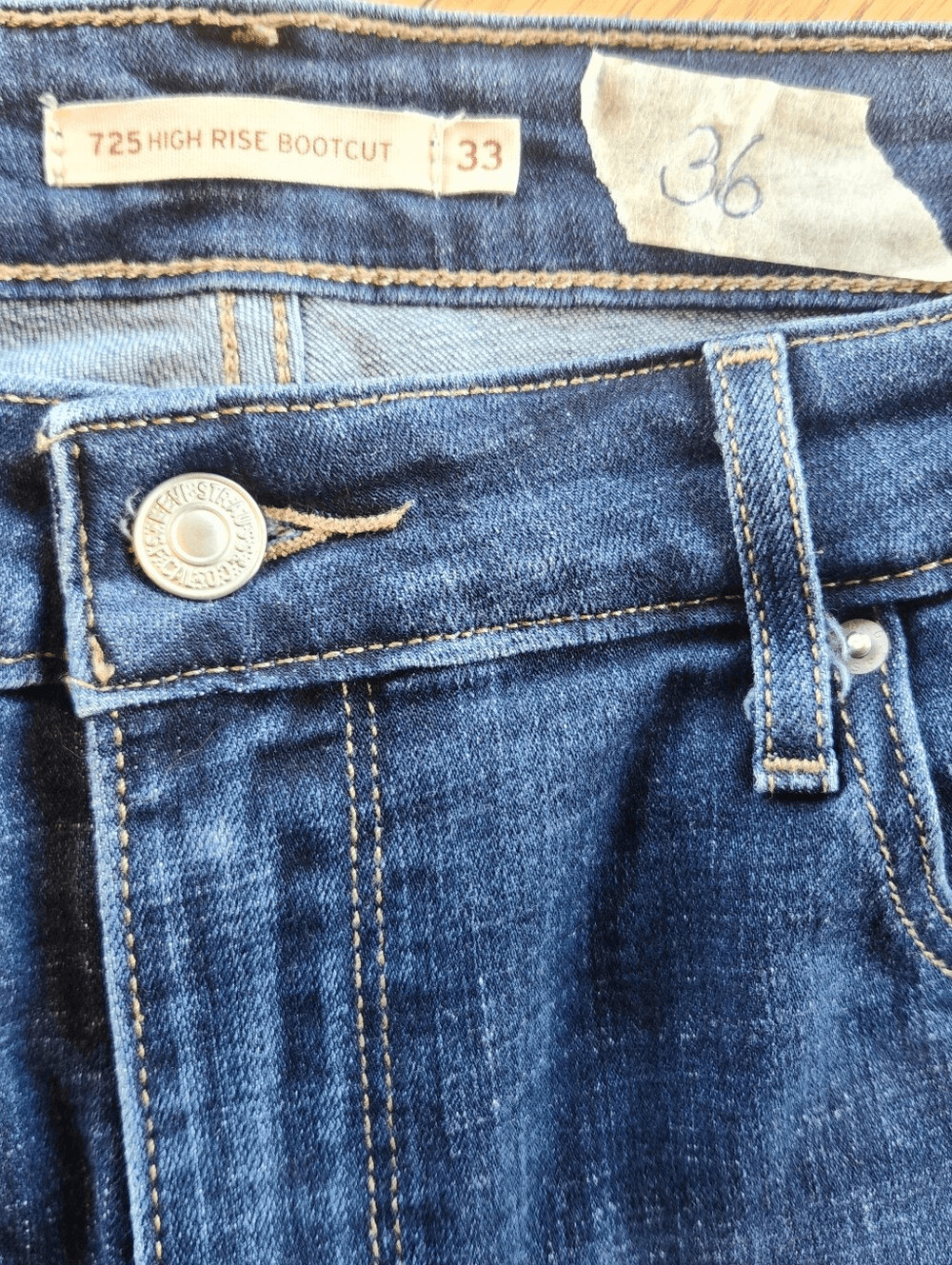 36 Levi’s 725 Highrise Bootcut Classic Dark Wash Blue Jeans