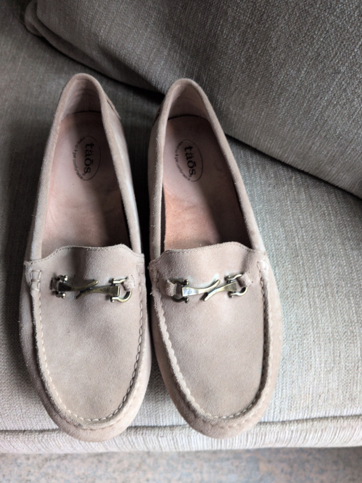 TAOS Bit Moc WOMENS 9.5 Suede Driving Moccasin Shoes BEIGE TAN IVORY