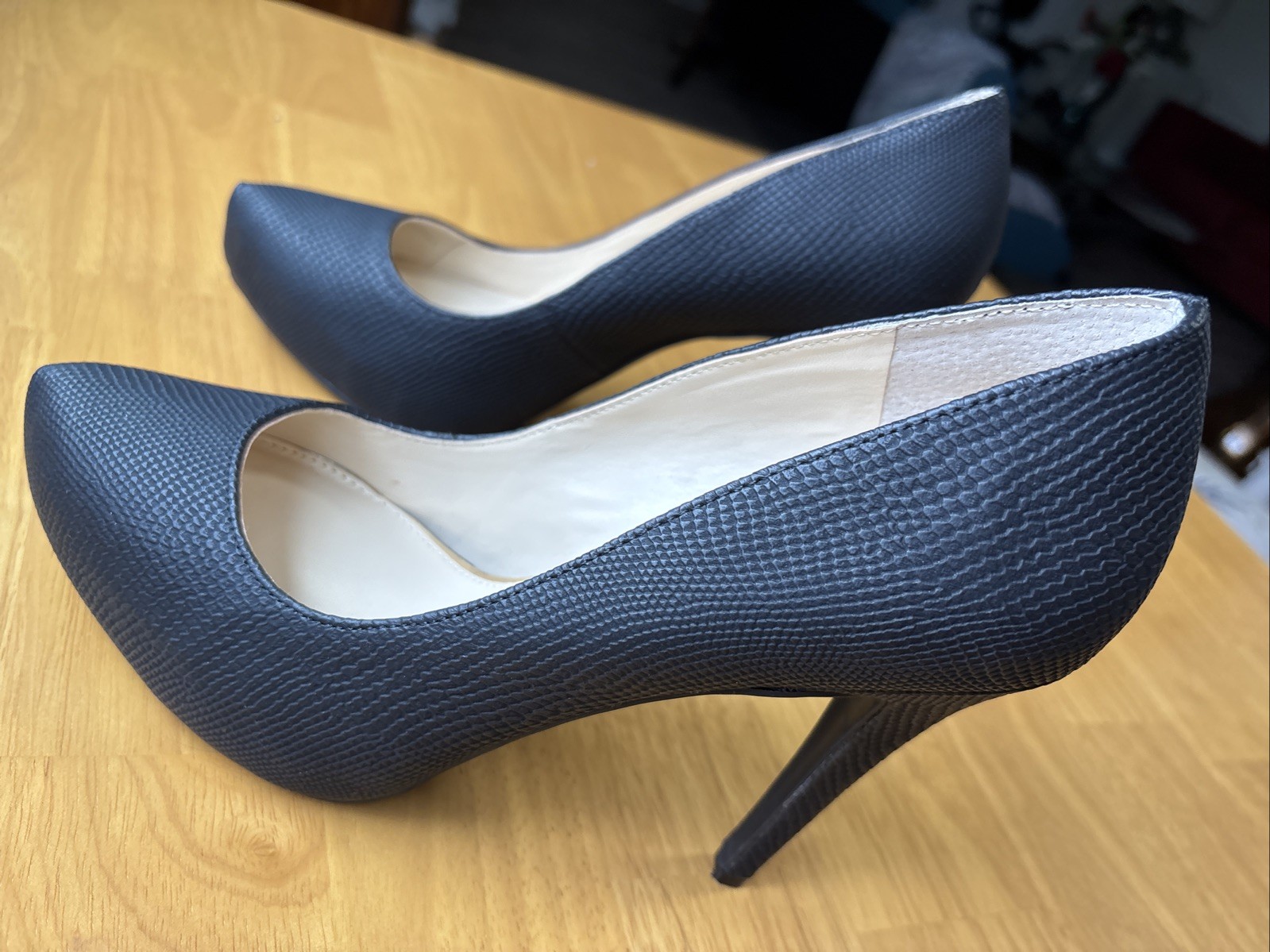 JESSICA SIMPSON Parisah Black Snake Hidden Platform Pumps Stilettos Size 9.5 M