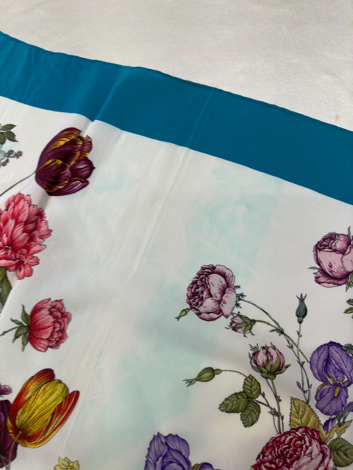 Vintage Gucci Botanical Floral Silk Scarf Hand Rolled Italy 82cm Archive
