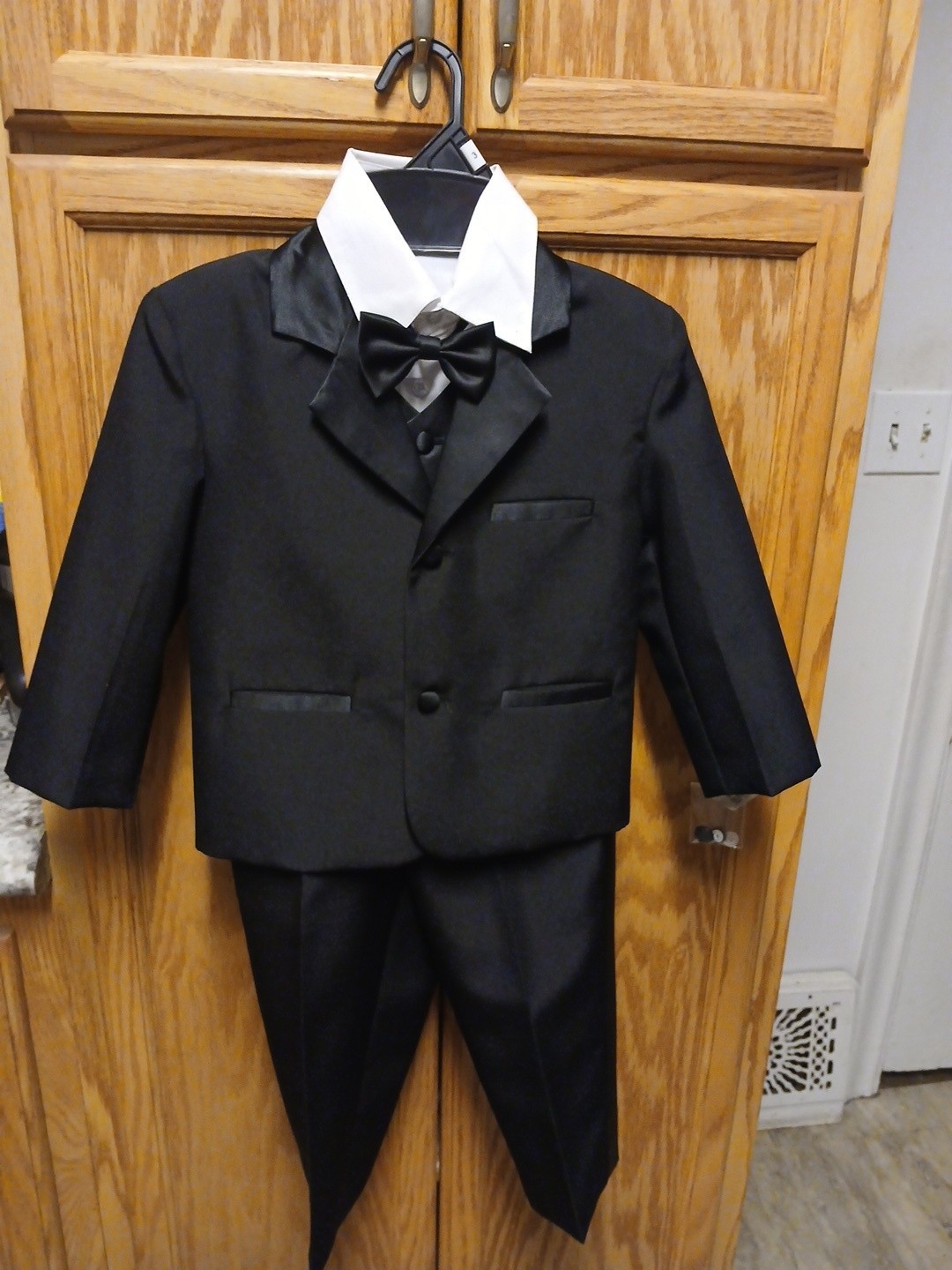 Mens Warehouse Toddler Tuxedo 5 Piece Set Size 3T-NWT