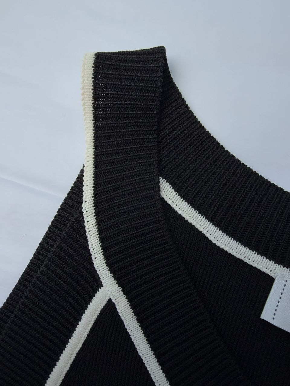 NWT 26 CHANEL WHITE BLACK RIB KNIT CC SLEEVELESS TANK TOP SHIRT 36