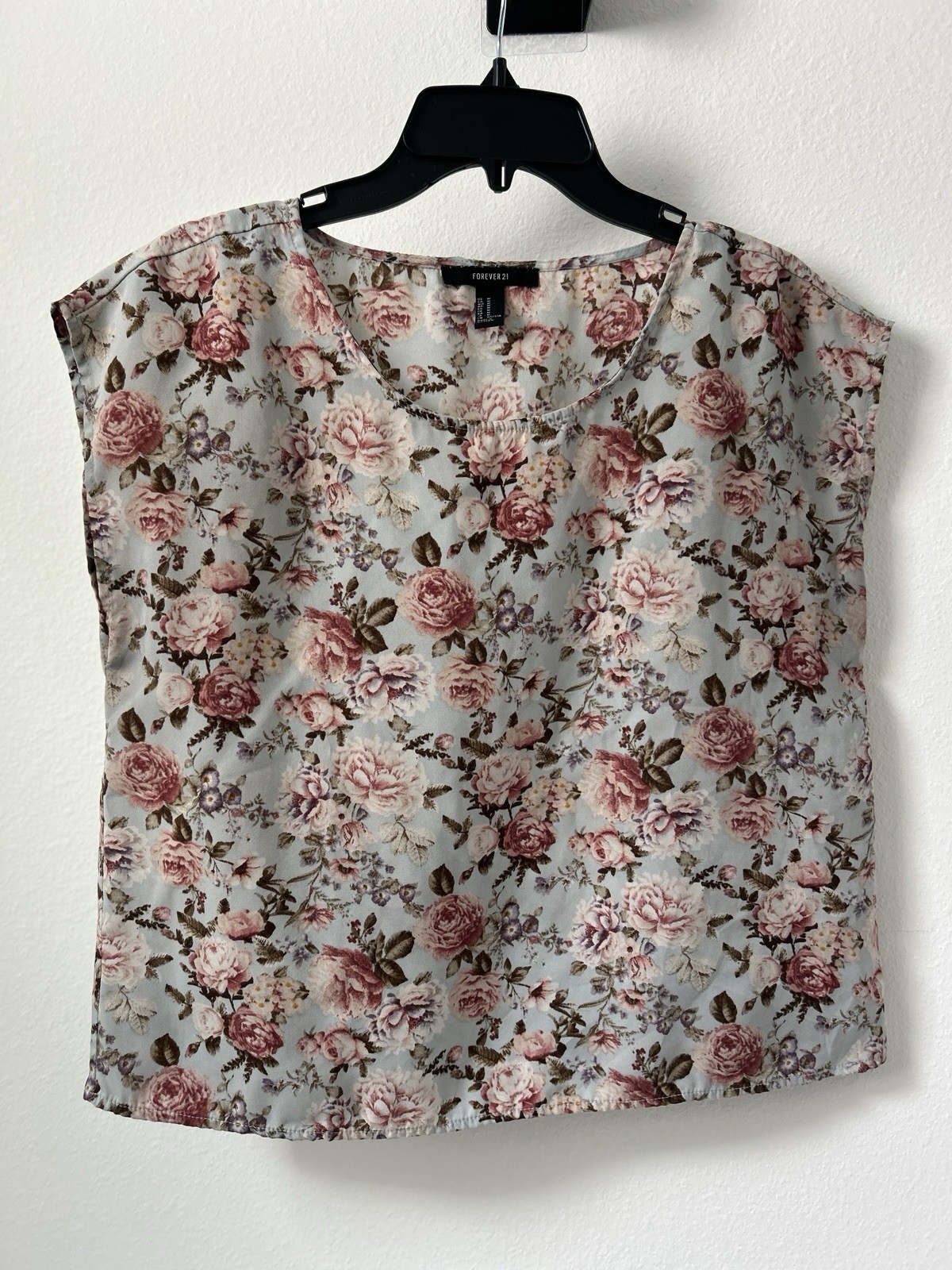 FOREVER 21 Women’s M Pale Blue Pink Floral Cap Sleeve Scoop Neck Pullover Blouse