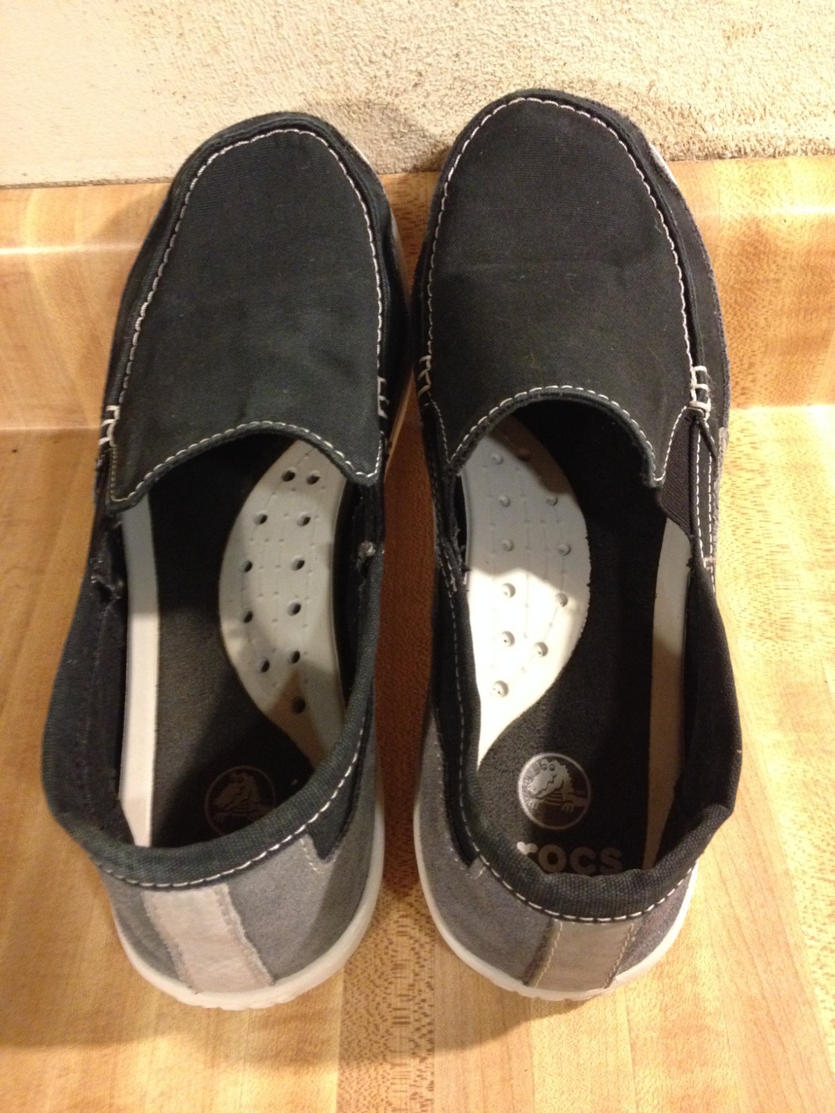 Crocs Mens 9M Walu Accent Black Gray Canvas Slip On Beach Bum Vagabond Loafers